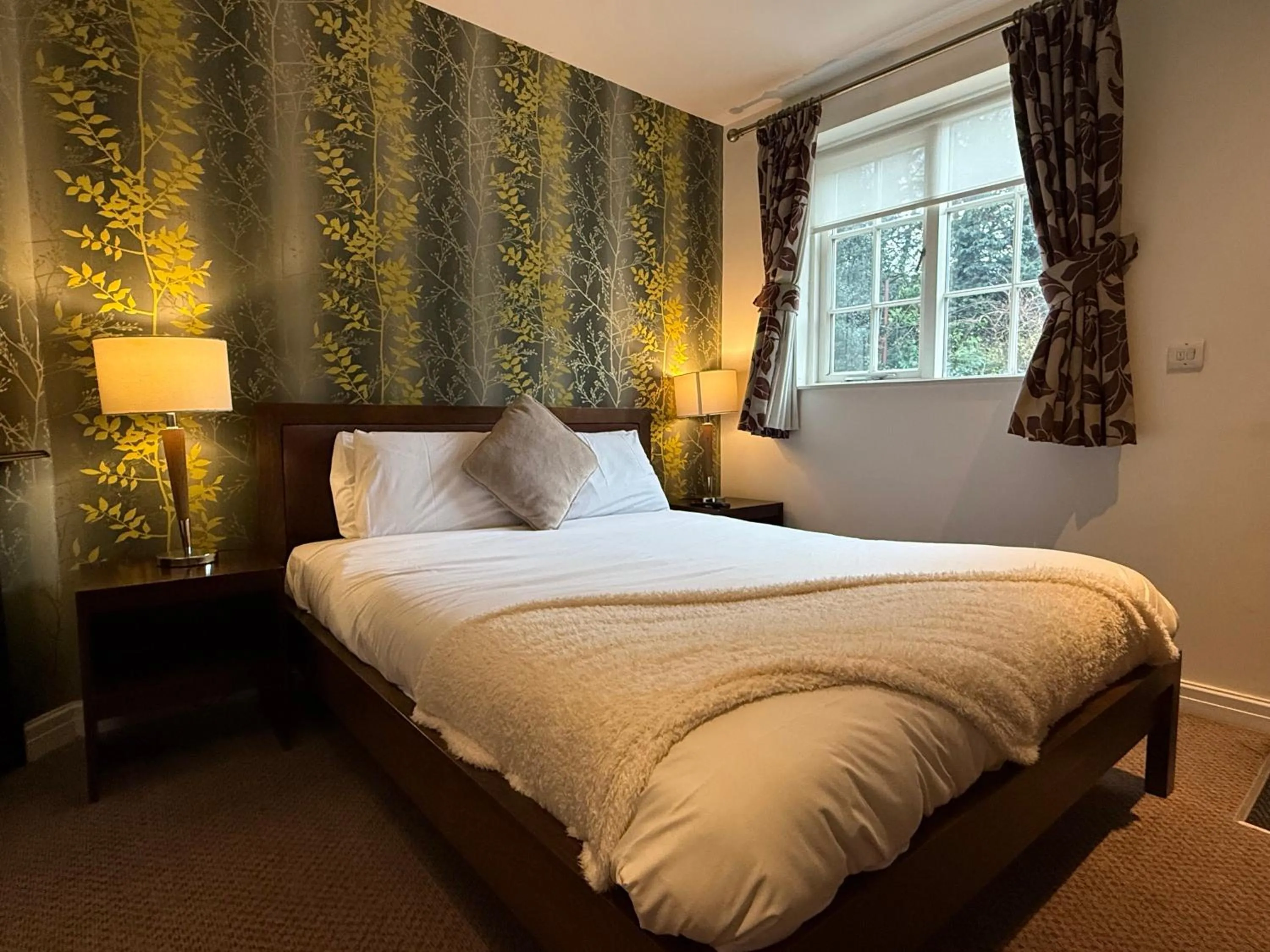 Photo of the whole room, Bed in The Gillygate Inn