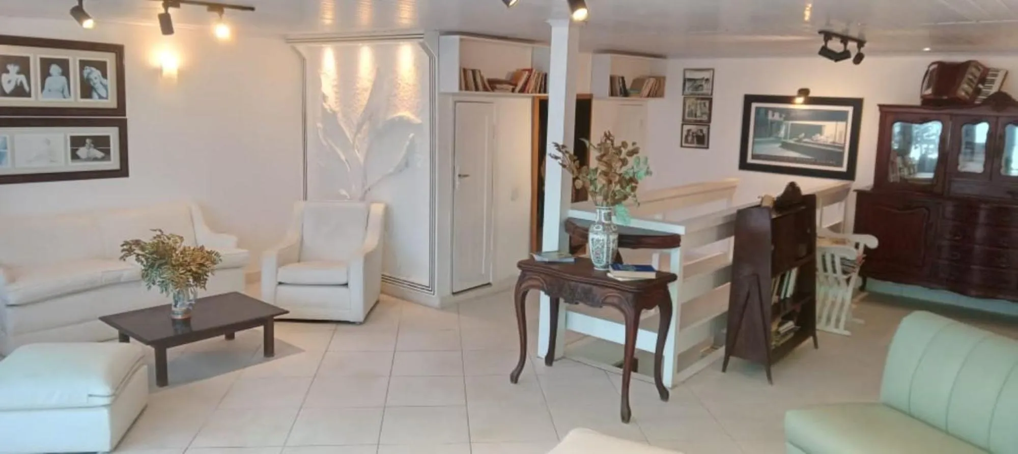 Library in Atlântico Hotel