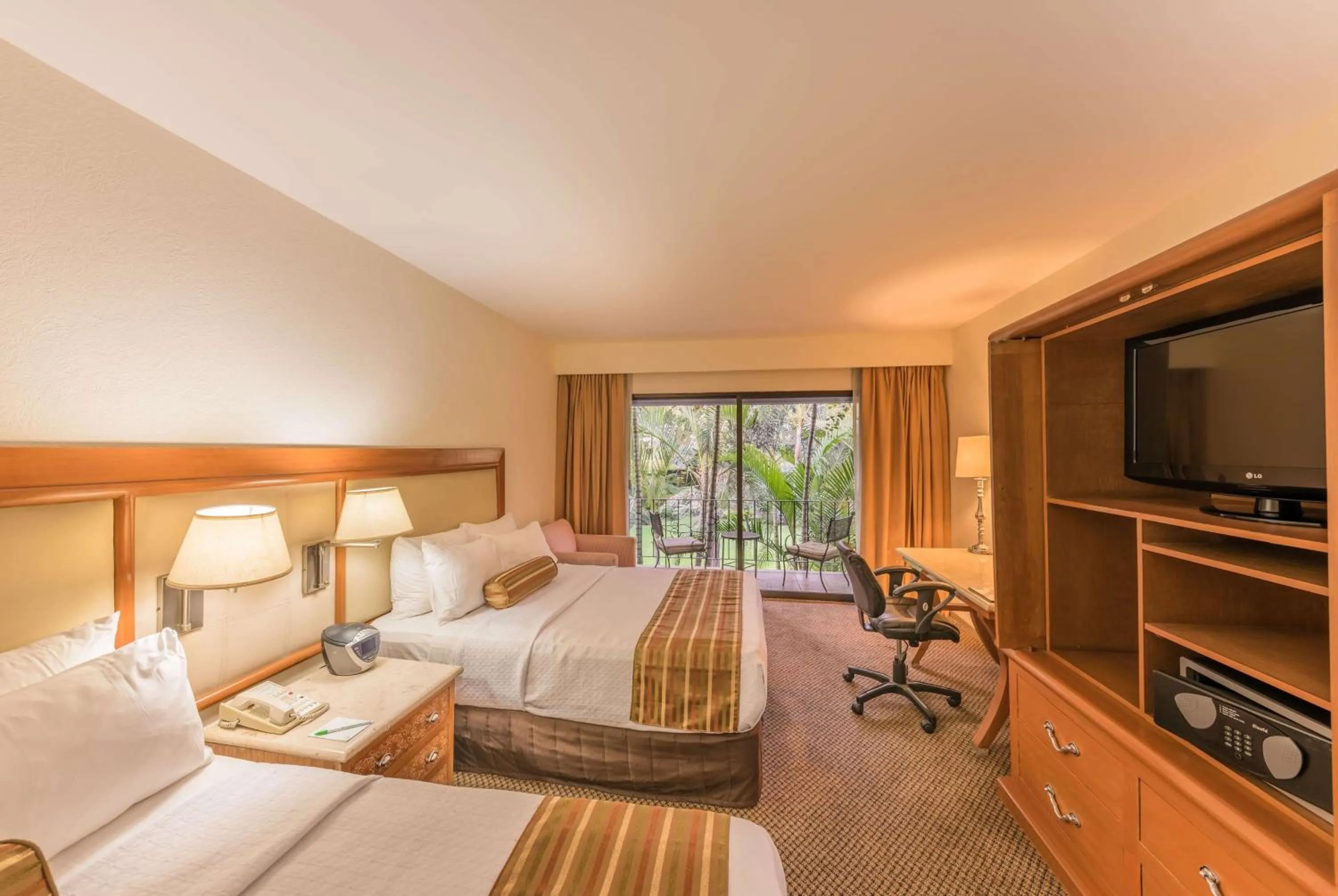 Photo of the whole room, Bed in Wyndham Garden Guadalajara Expo Plaza del Sol