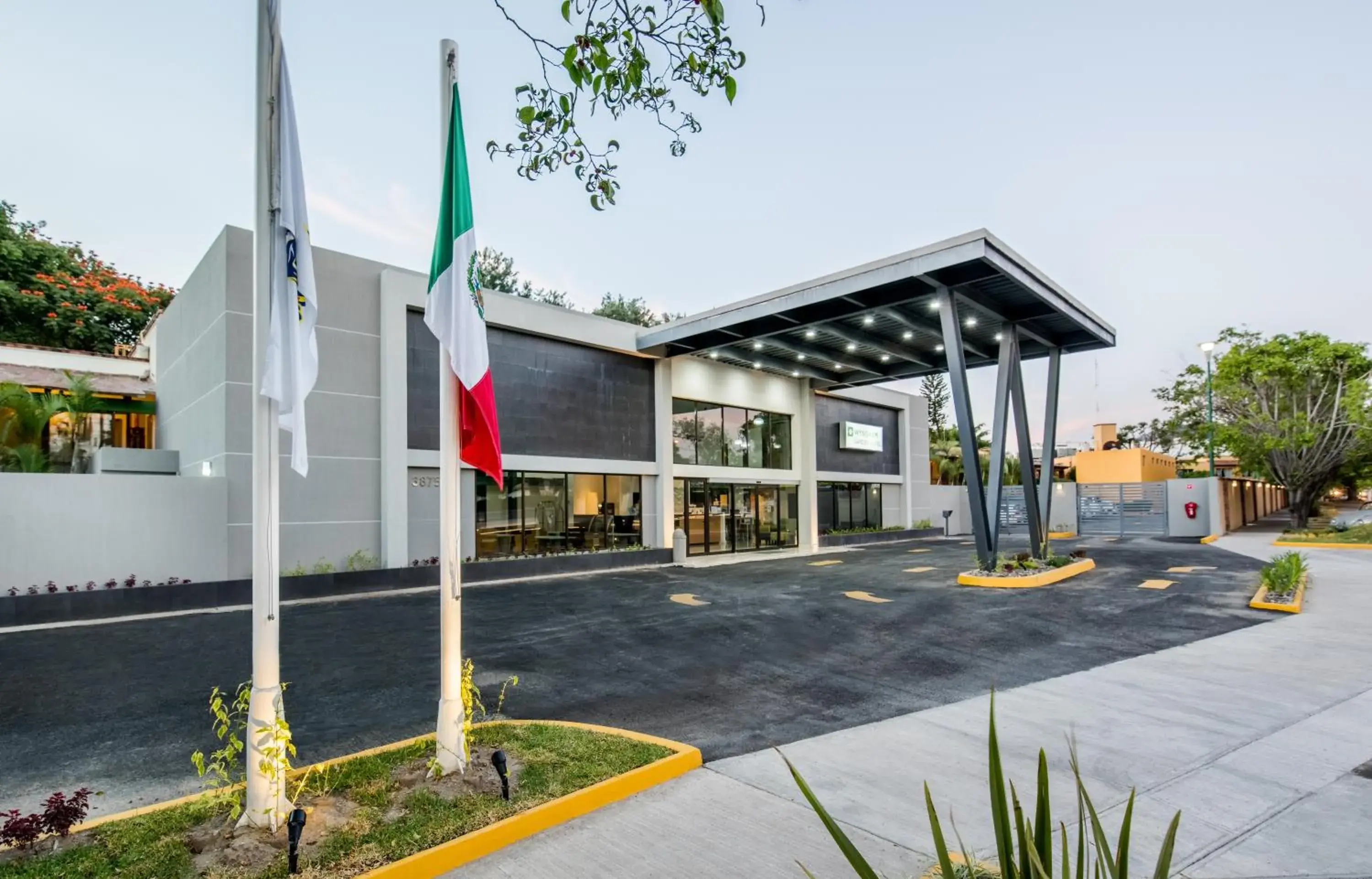 Facade/entrance, Property Building in Wyndham Garden Guadalajara Expo Plaza del Sol