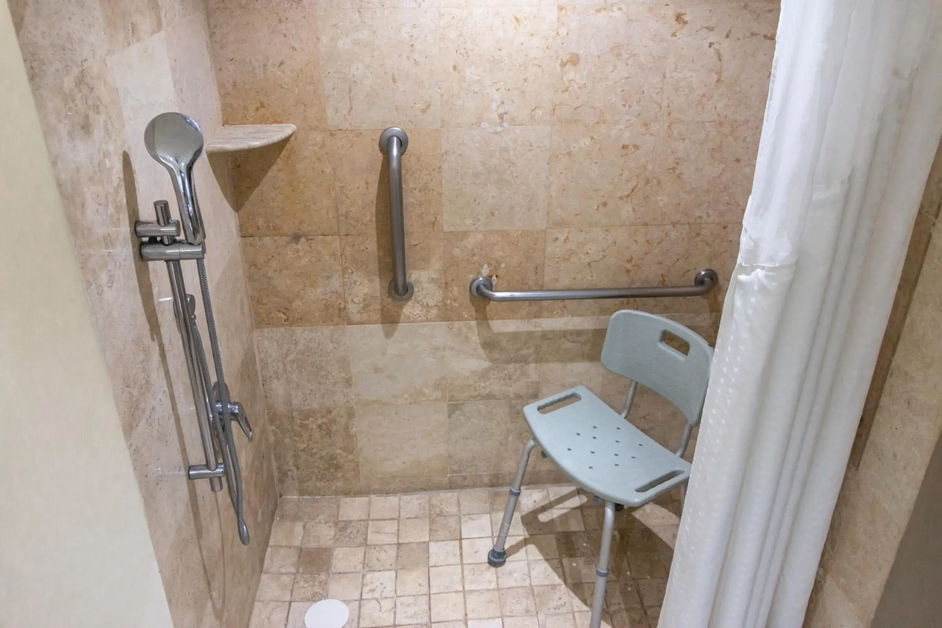 Photo of the whole room, Bathroom in Wyndham Garden Guadalajara Expo Plaza del Sol