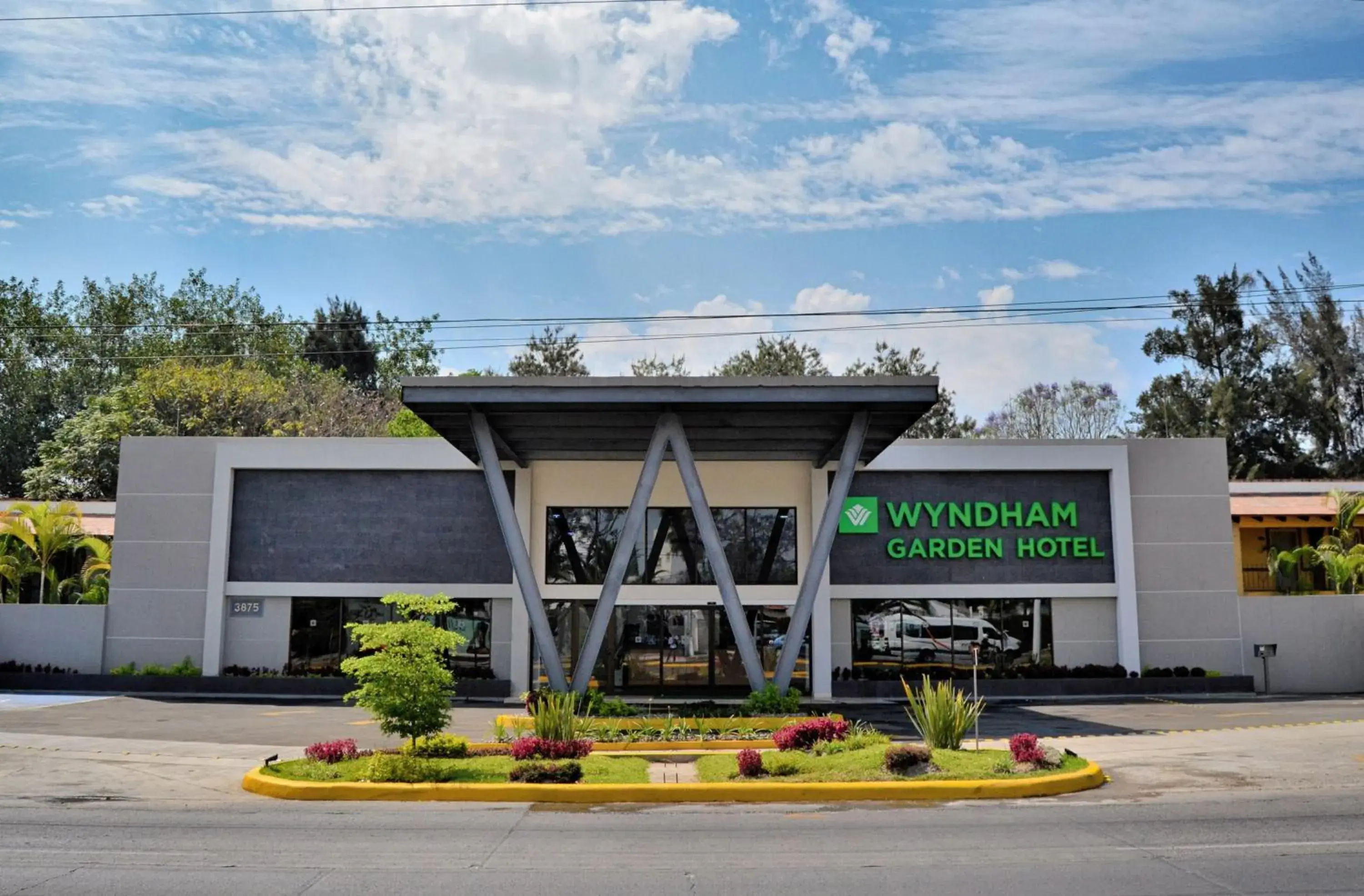 Facade/entrance in Wyndham Garden Guadalajara Expo Plaza del Sol