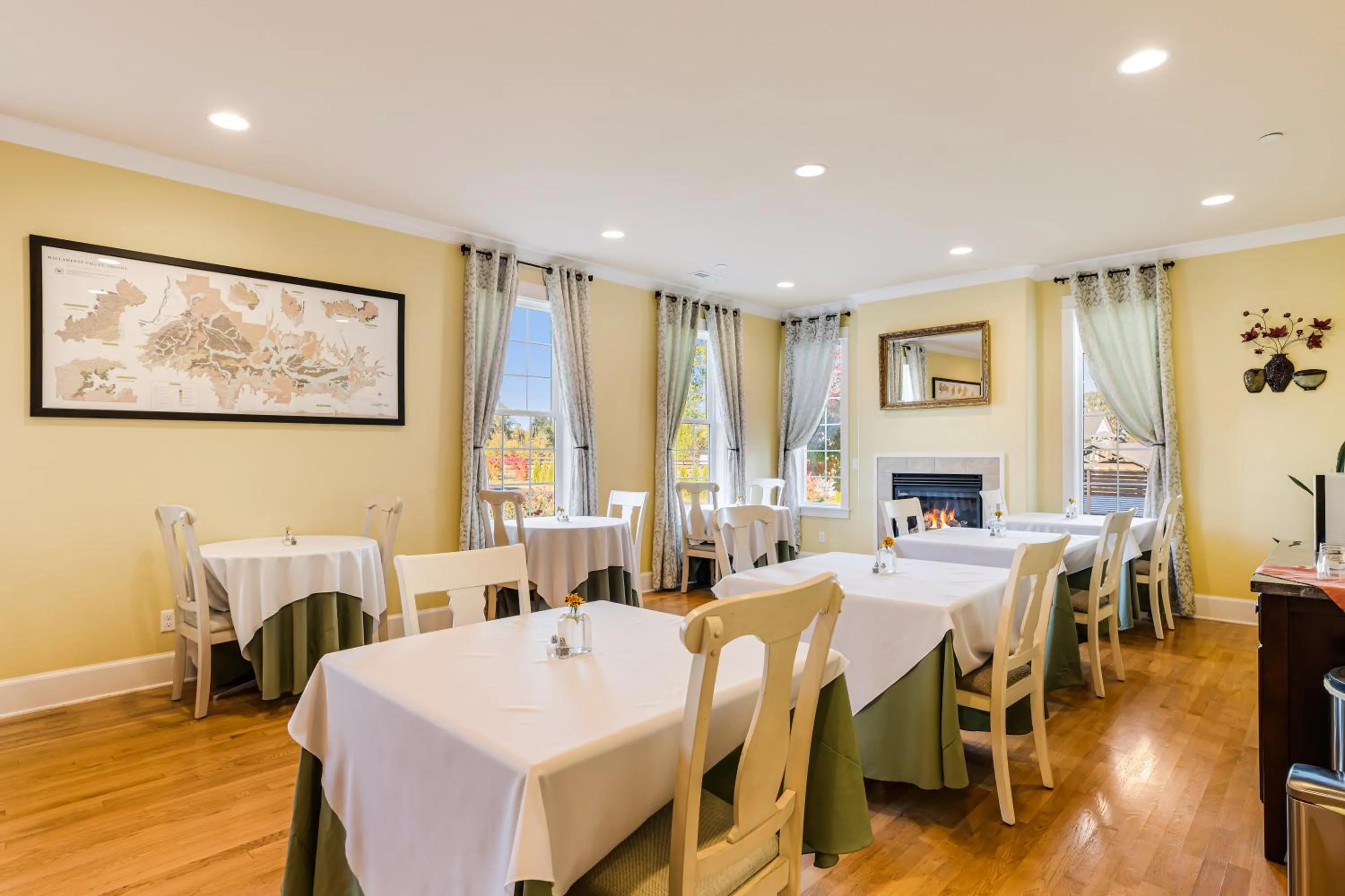 Dining area in La Bastide Bed and Breakfast