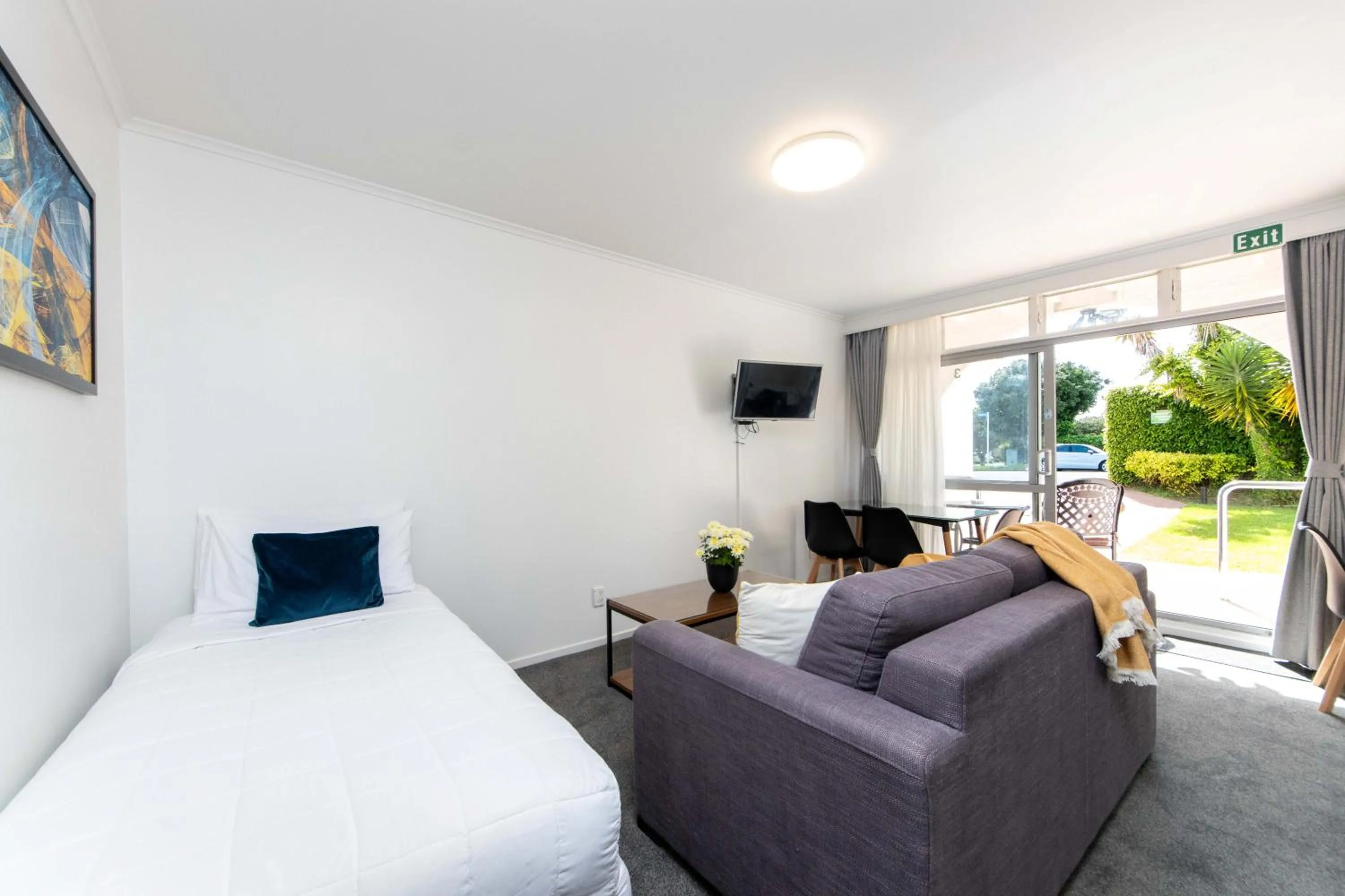 Living room, Bed in Aarangi Motel
