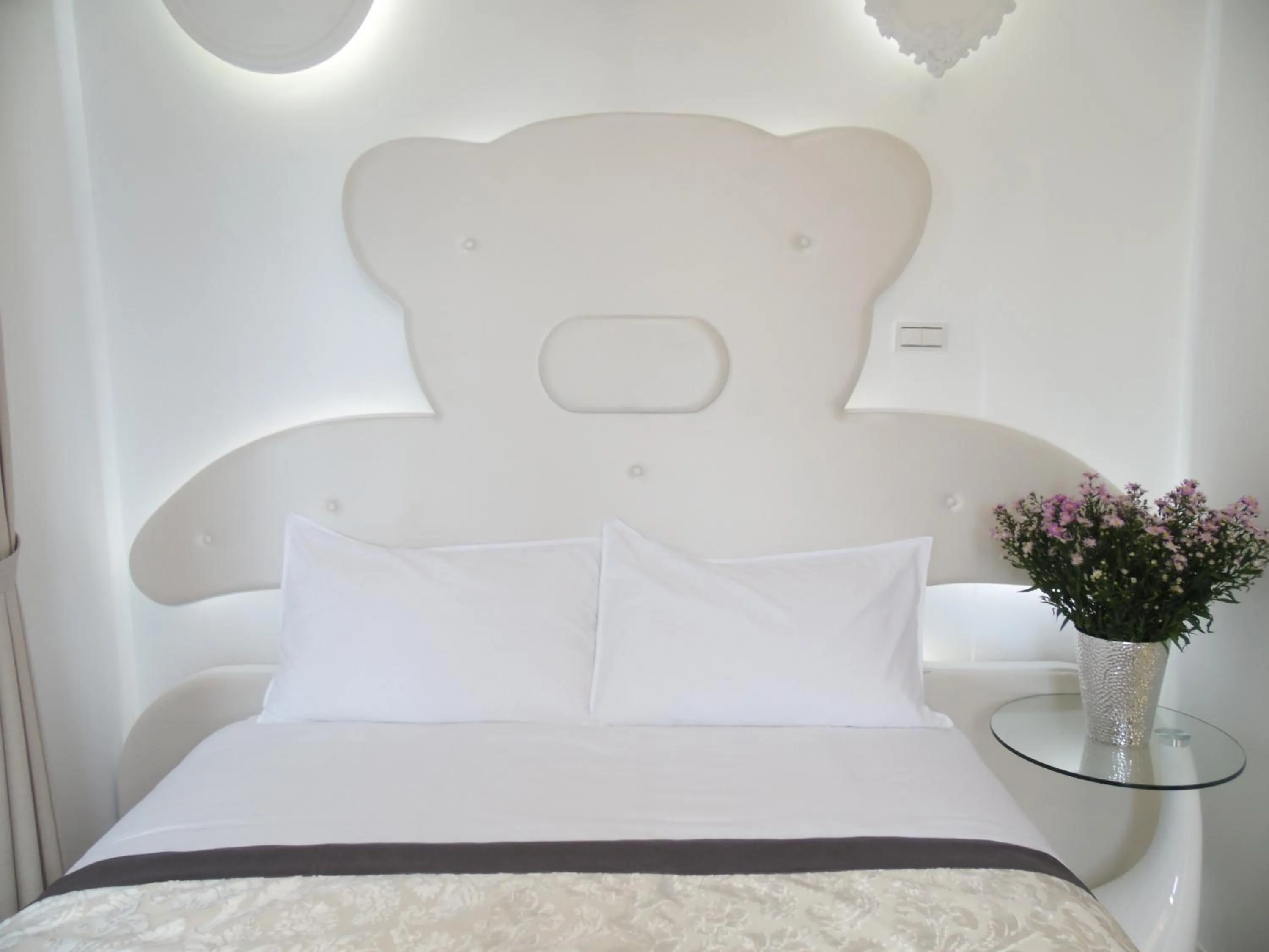 Bedroom, Bed in Footprint Garden B&B