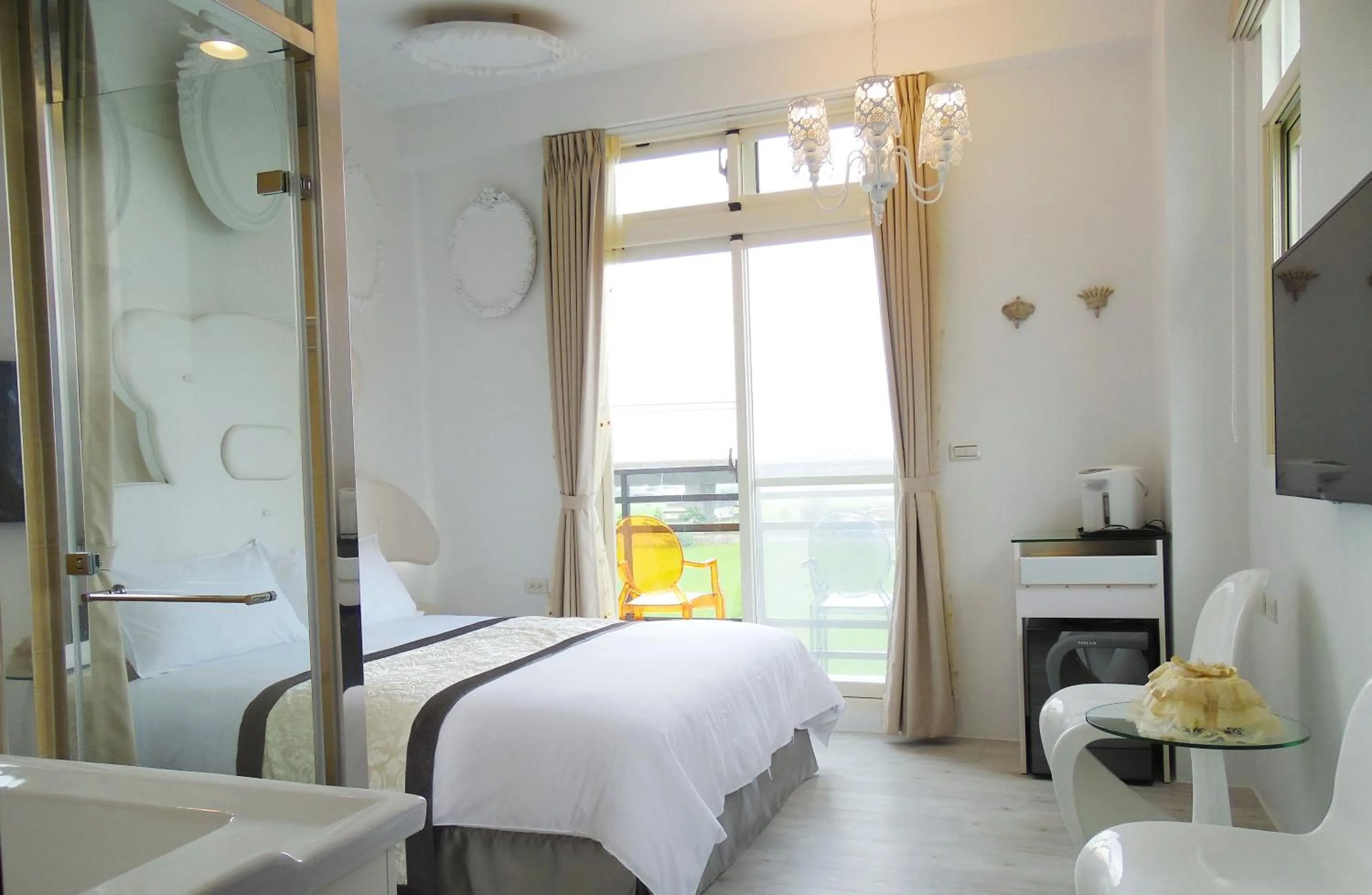 Bedroom, Bed in Footprint Garden B&B