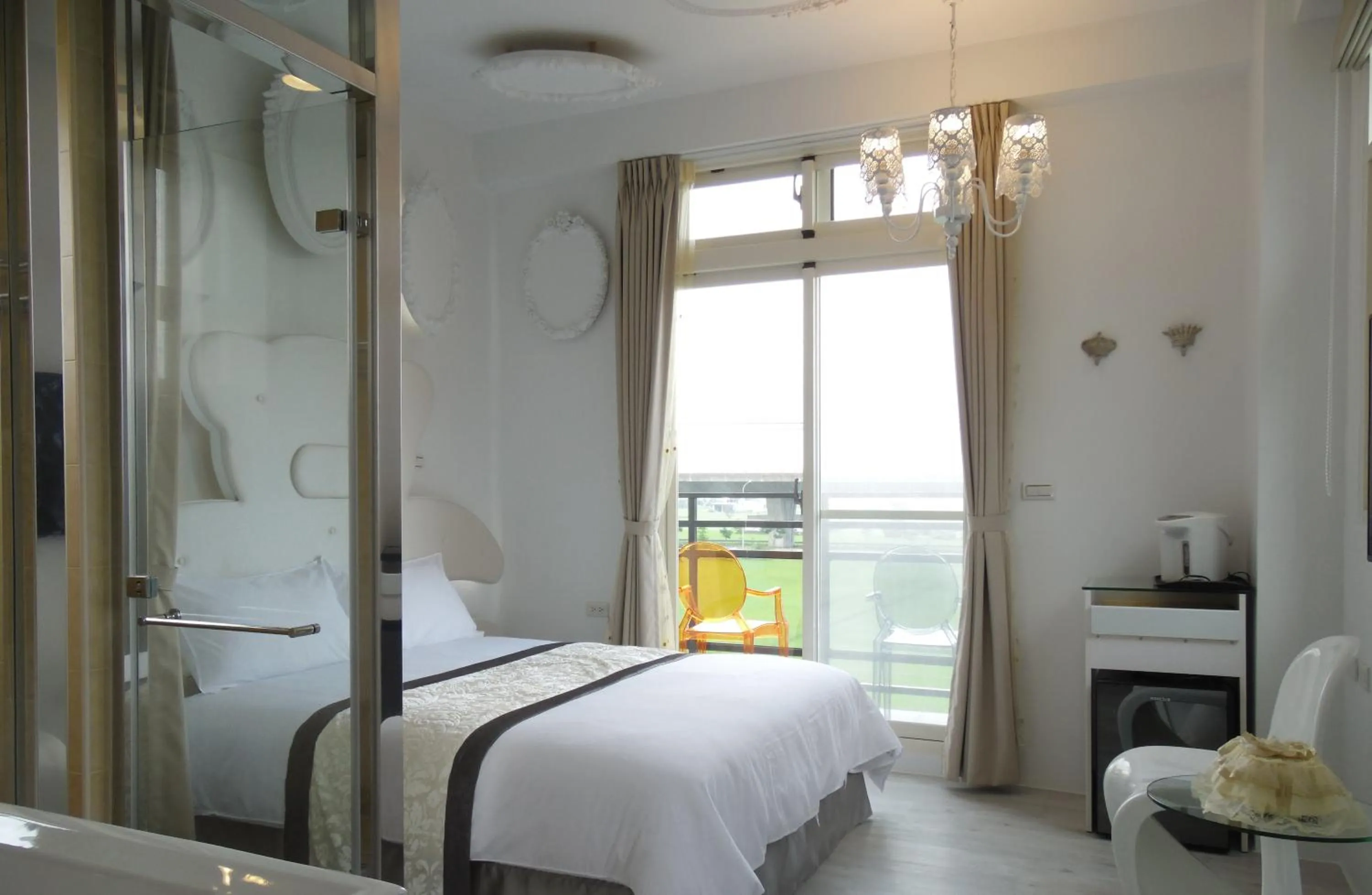 Bedroom, Bed in Footprint Garden B&B