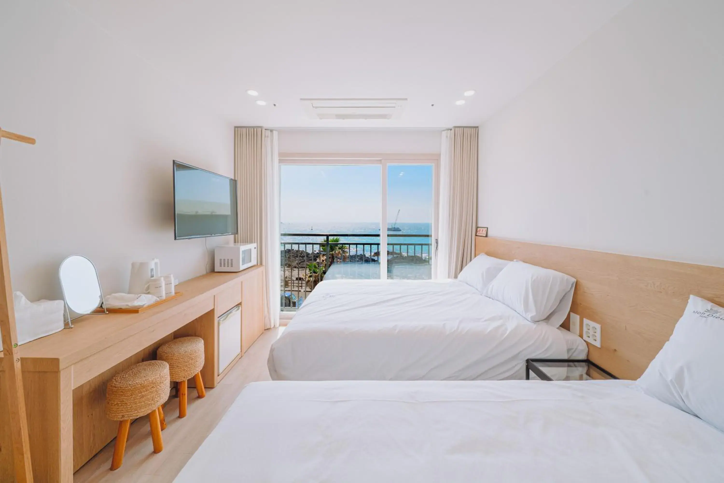 Twin Room with Sea View in Jeju Mon Dieu Hotel Twin Room with Sea View in Jeju Mon Dieu Hotel