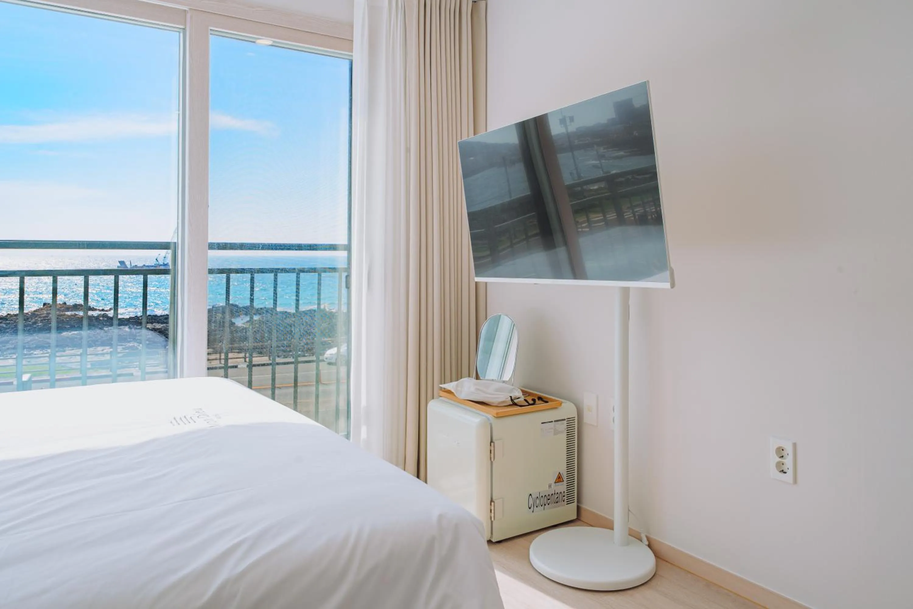 TV and multimedia, Bed in Jeju Mon Dieu Hotel