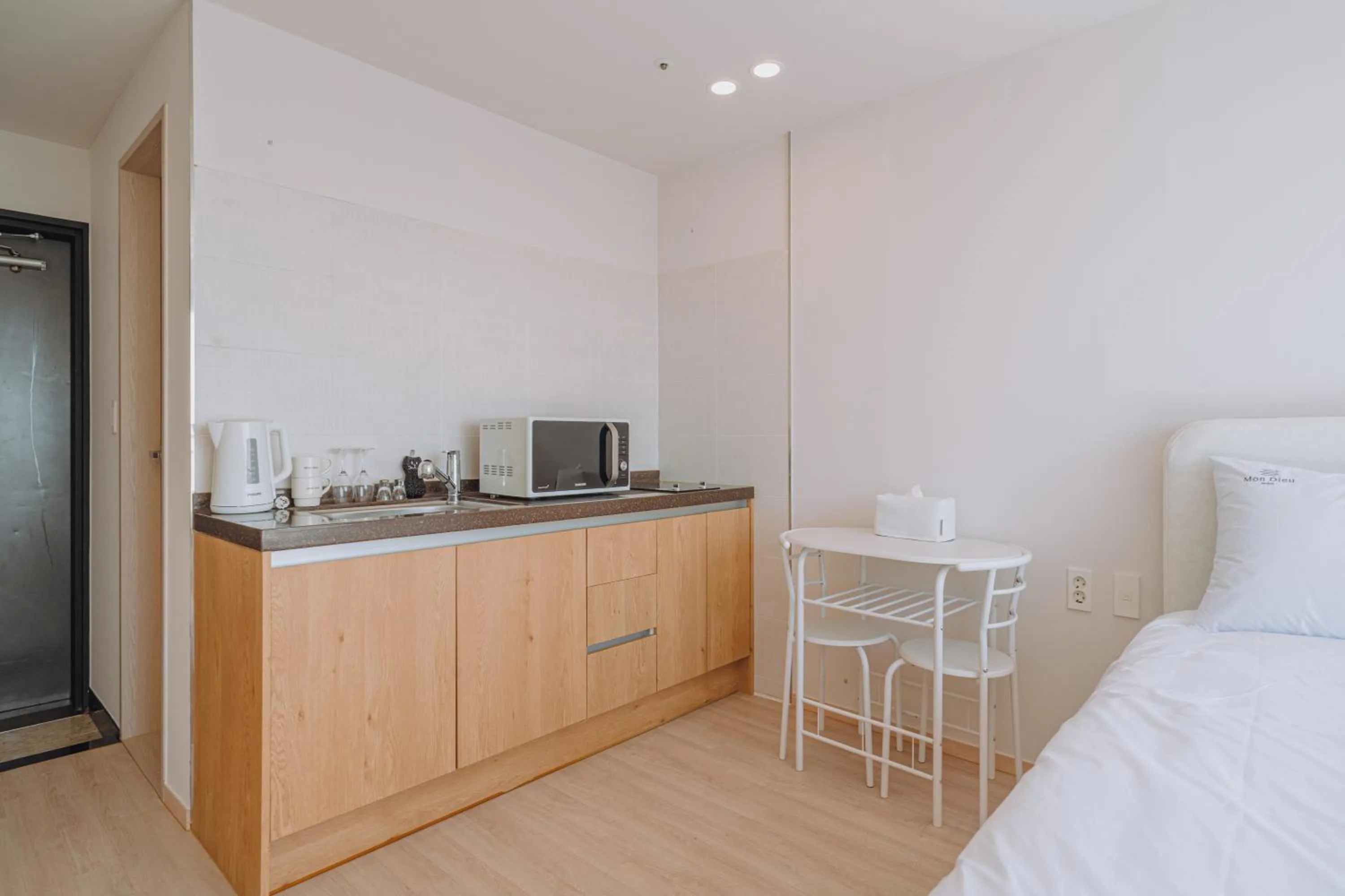 Kitchen or kitchenette, Bed in Jeju Mon Dieu Hotel
