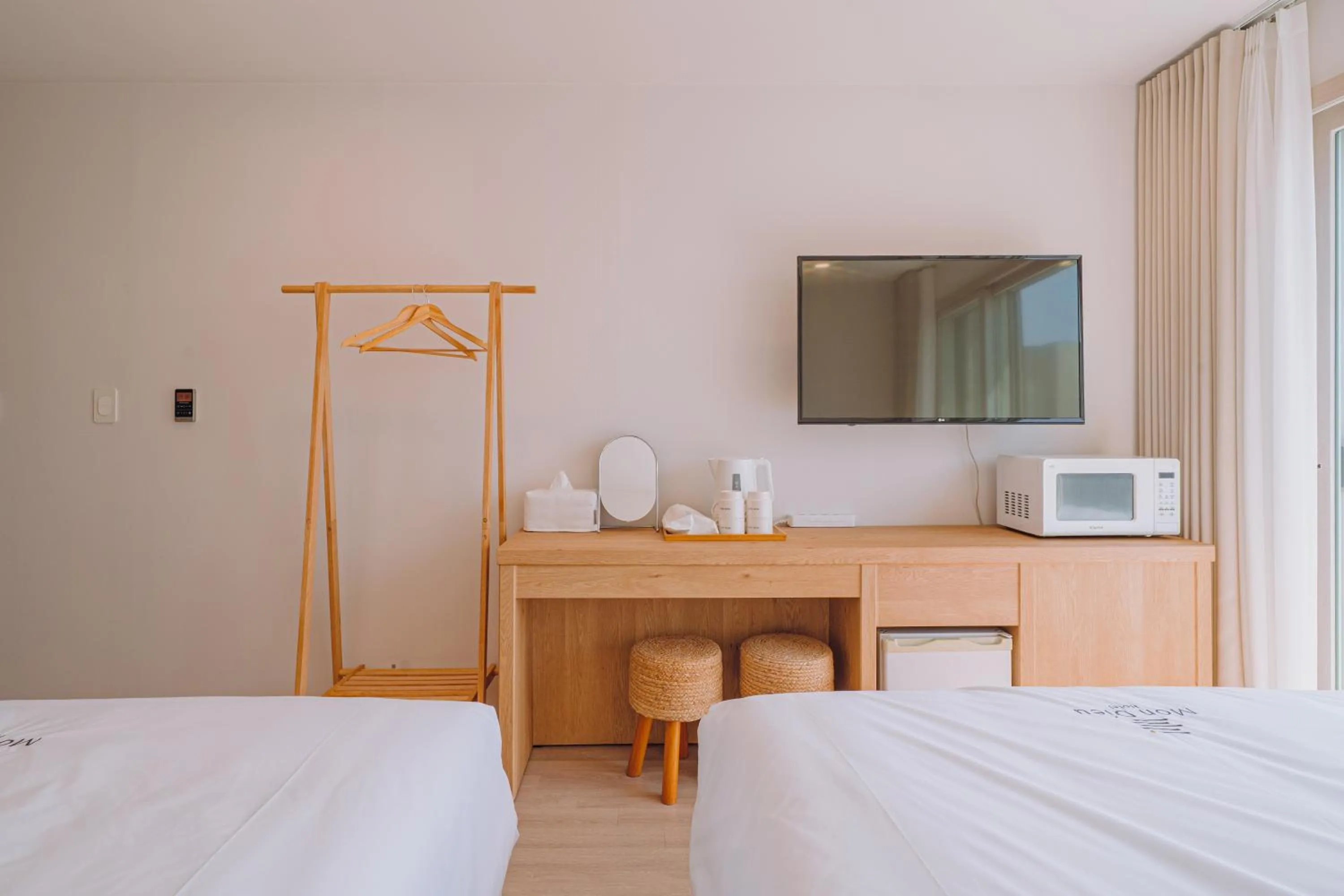TV and multimedia, Bed in Jeju Mon Dieu Hotel