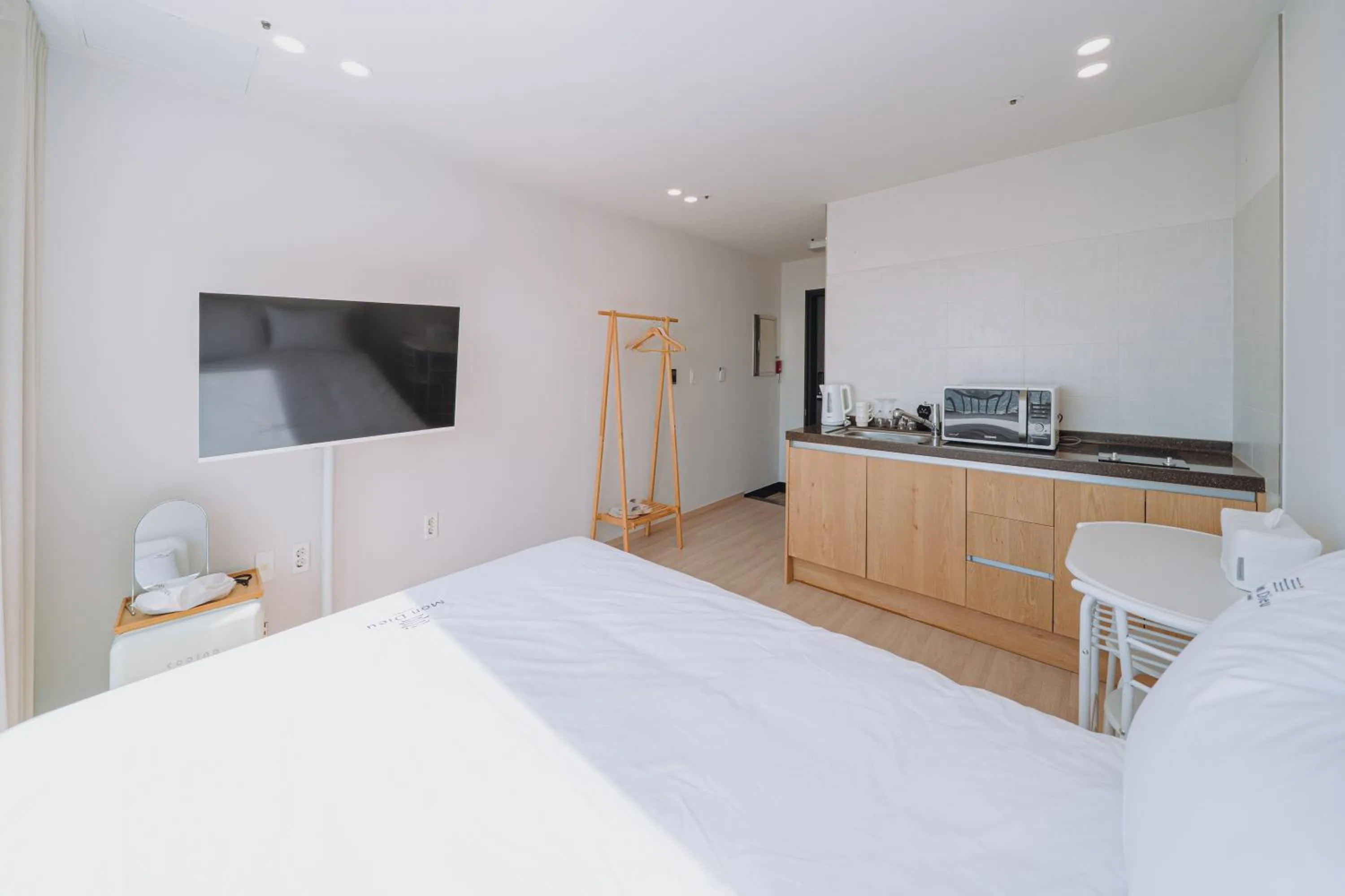 Kitchen or kitchenette, Bed in Jeju Mon Dieu Hotel