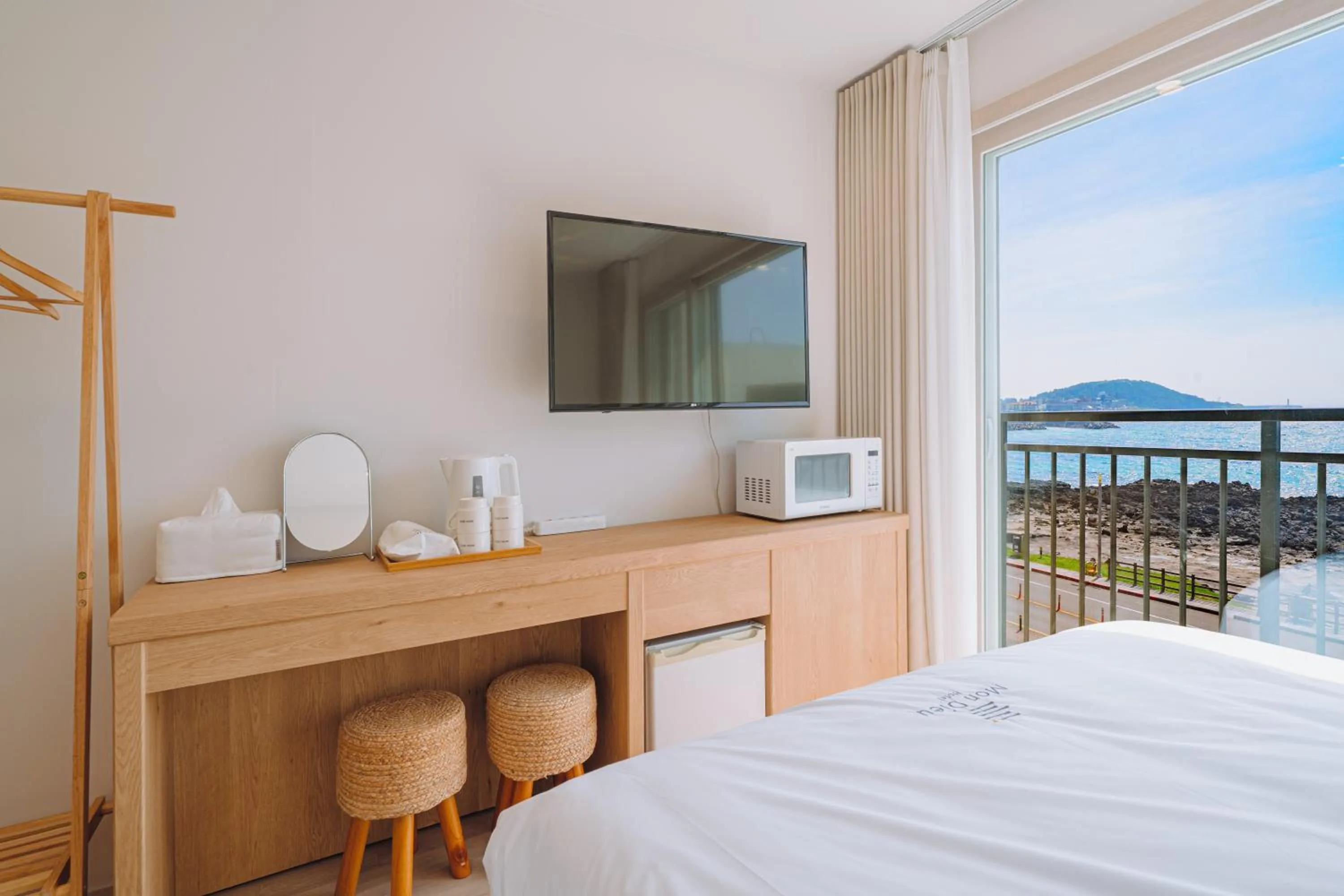 TV and multimedia, Bed in Jeju Mon Dieu Hotel