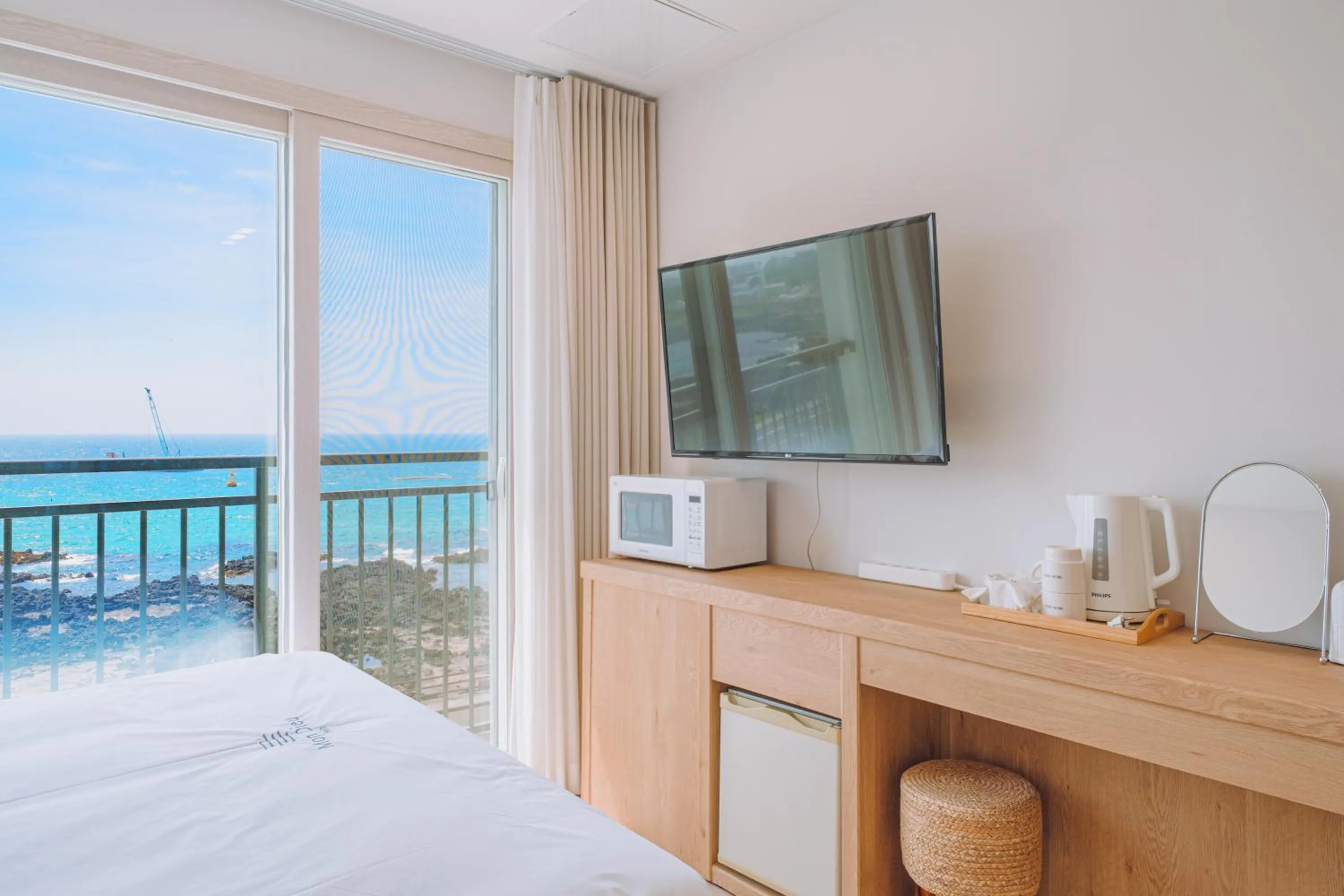 TV and multimedia, Bed in Jeju Mon Dieu Hotel