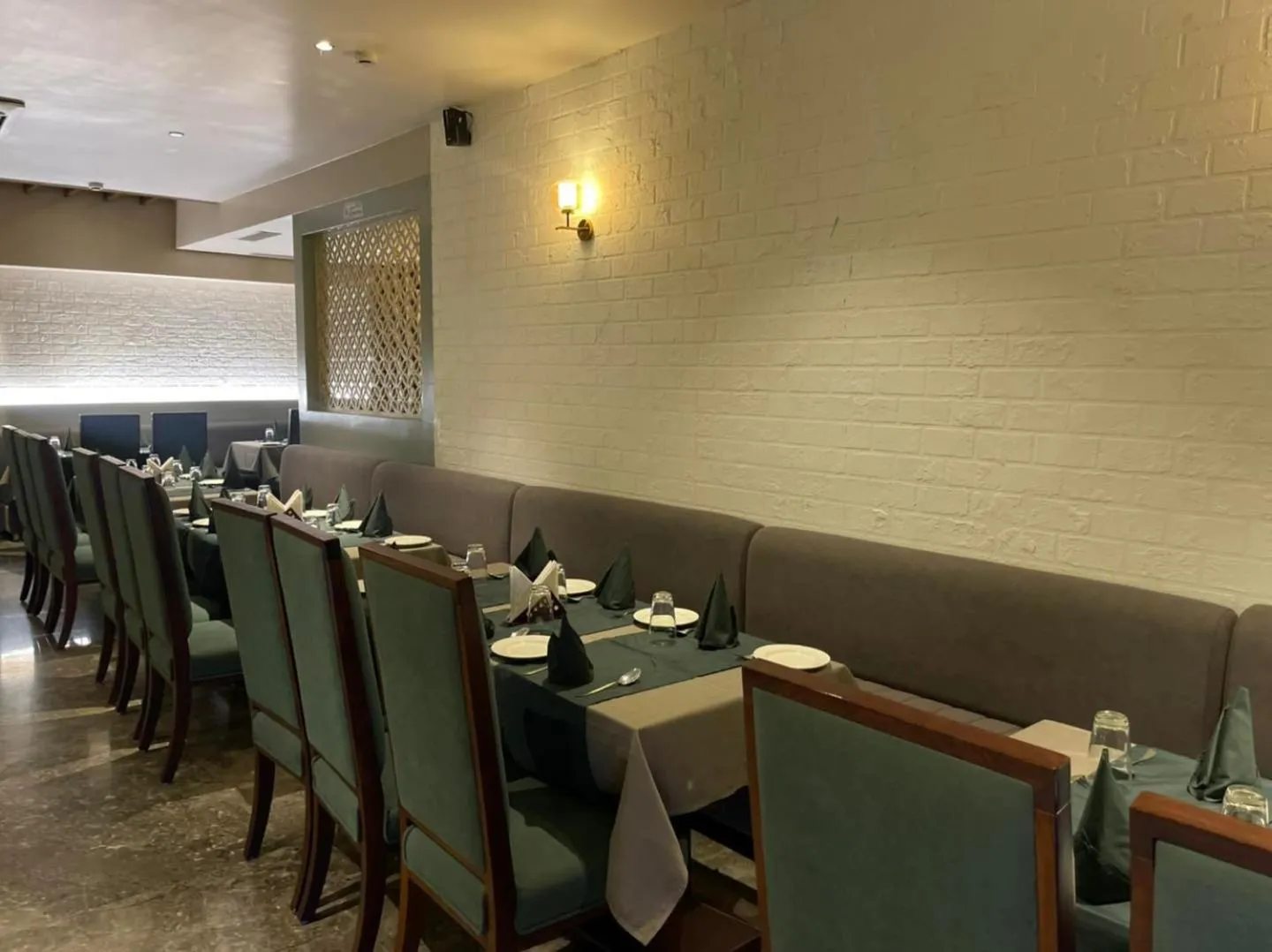 Restaurant/places to eat in Green Hotel & Restaurant