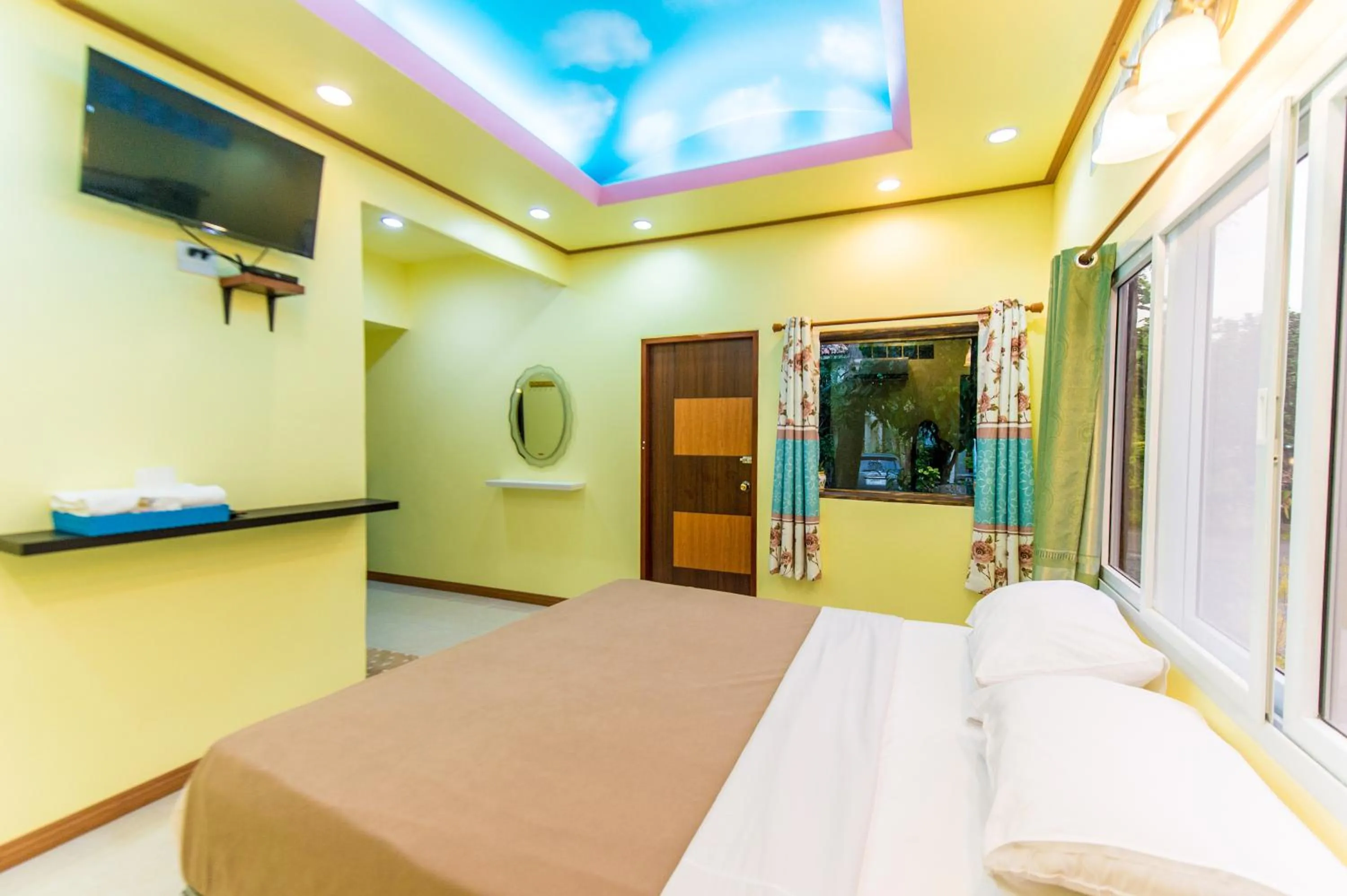 Bed in Poomvarin Resort