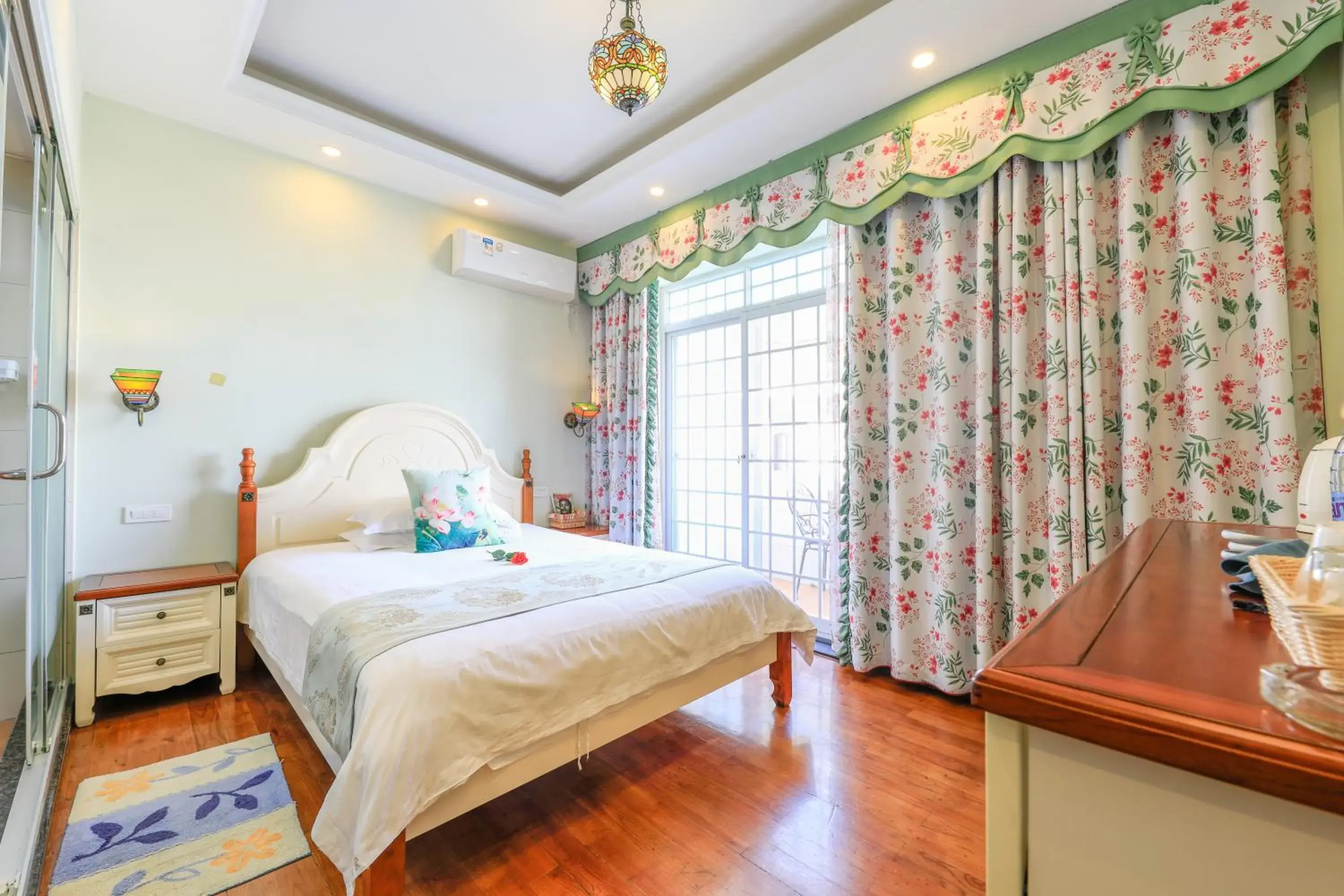 Deluxe Double Room with Balcony in Junshe Boutique Guest House-Complementary pick up servie for a 3-night stay in a deluxe room Deluxe Double Room with Balcony in Junshe Boutique Guest House-Complementary pick up servie for a 3-night stay in a deluxe room