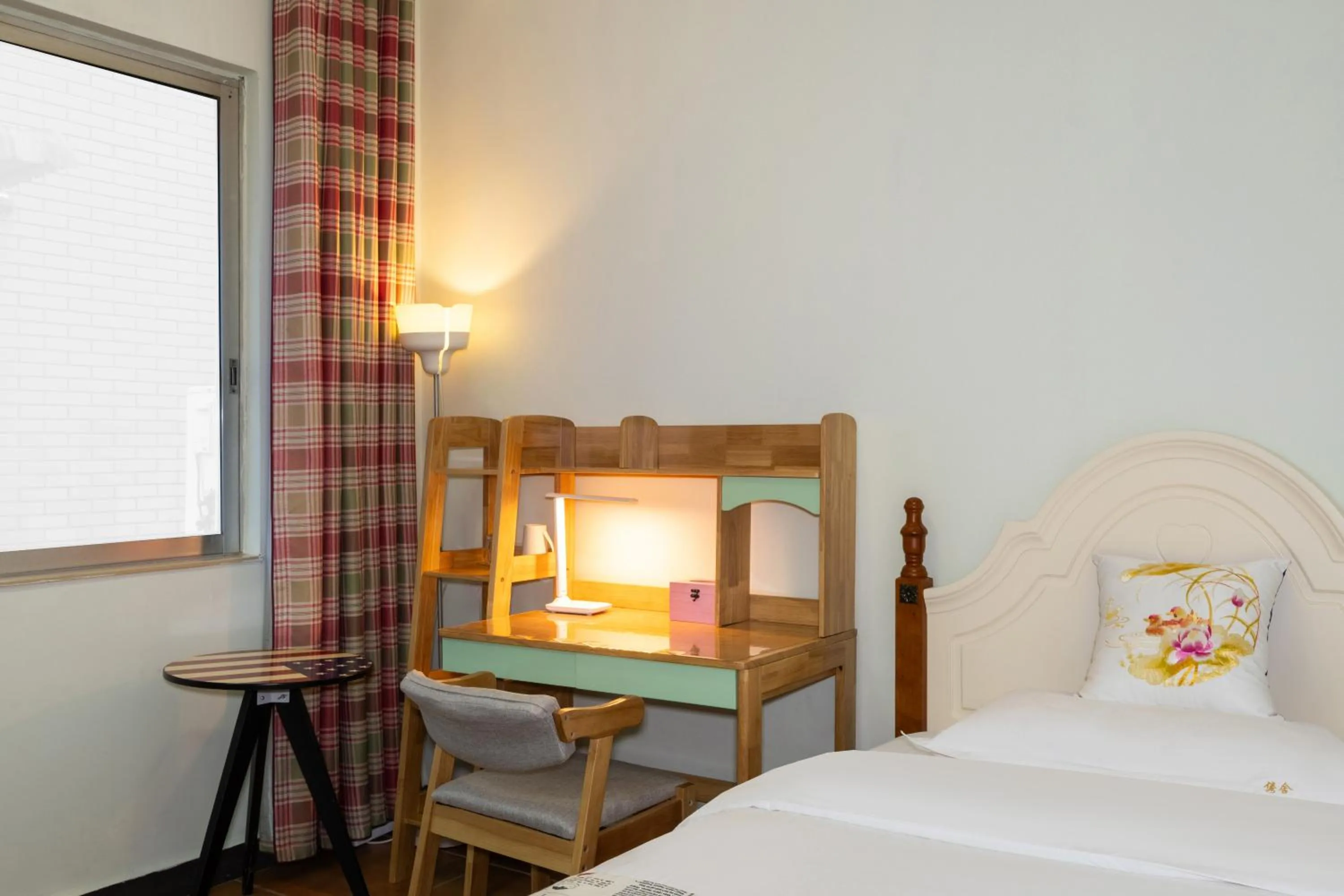 Decorative detail, Bed in Junshe Boutique Guest House-Complementary pick up servie for a 3-night stay in a deluxe room