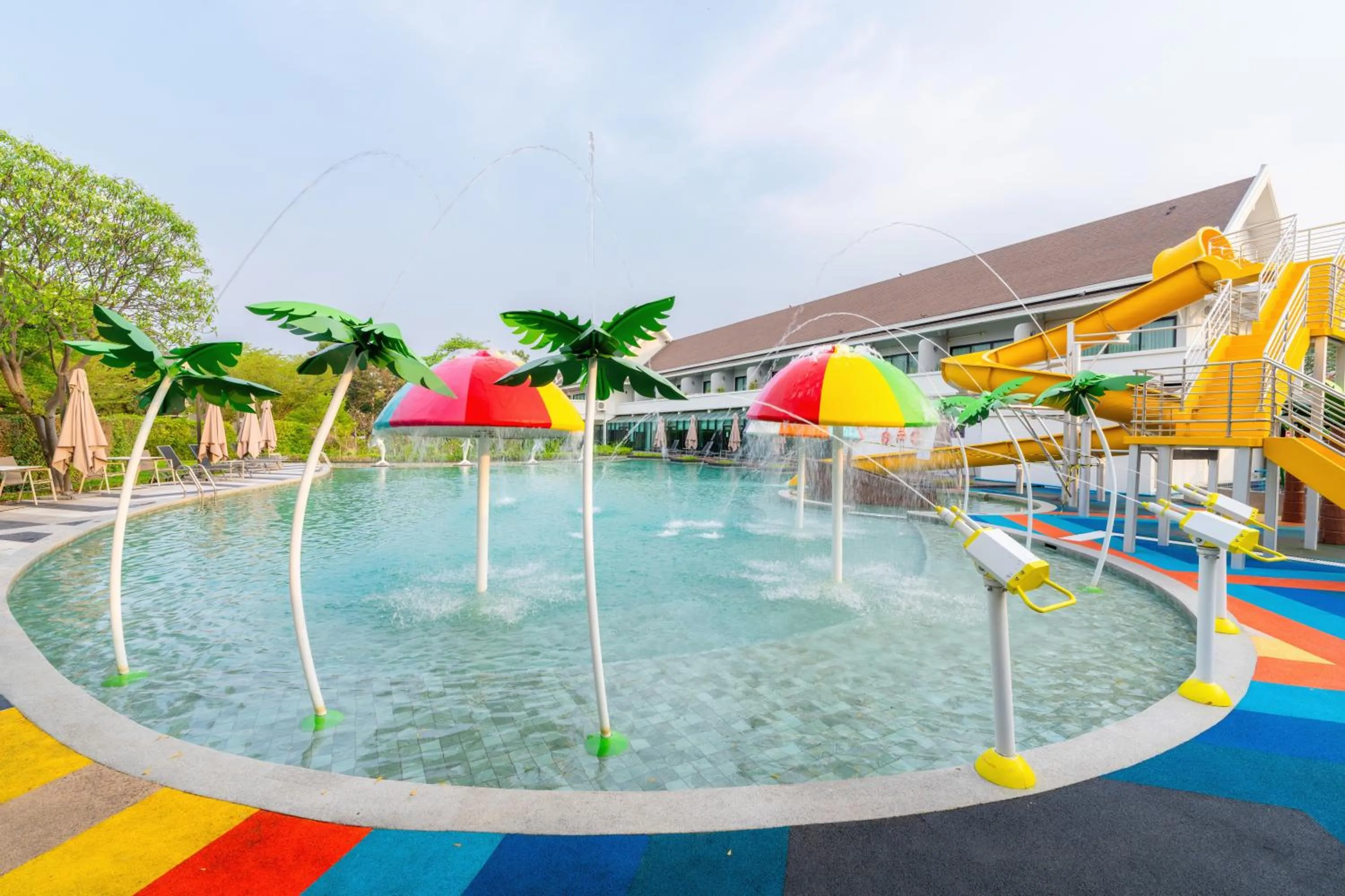 Swimming pool in Bangsaen Heritage Hotel