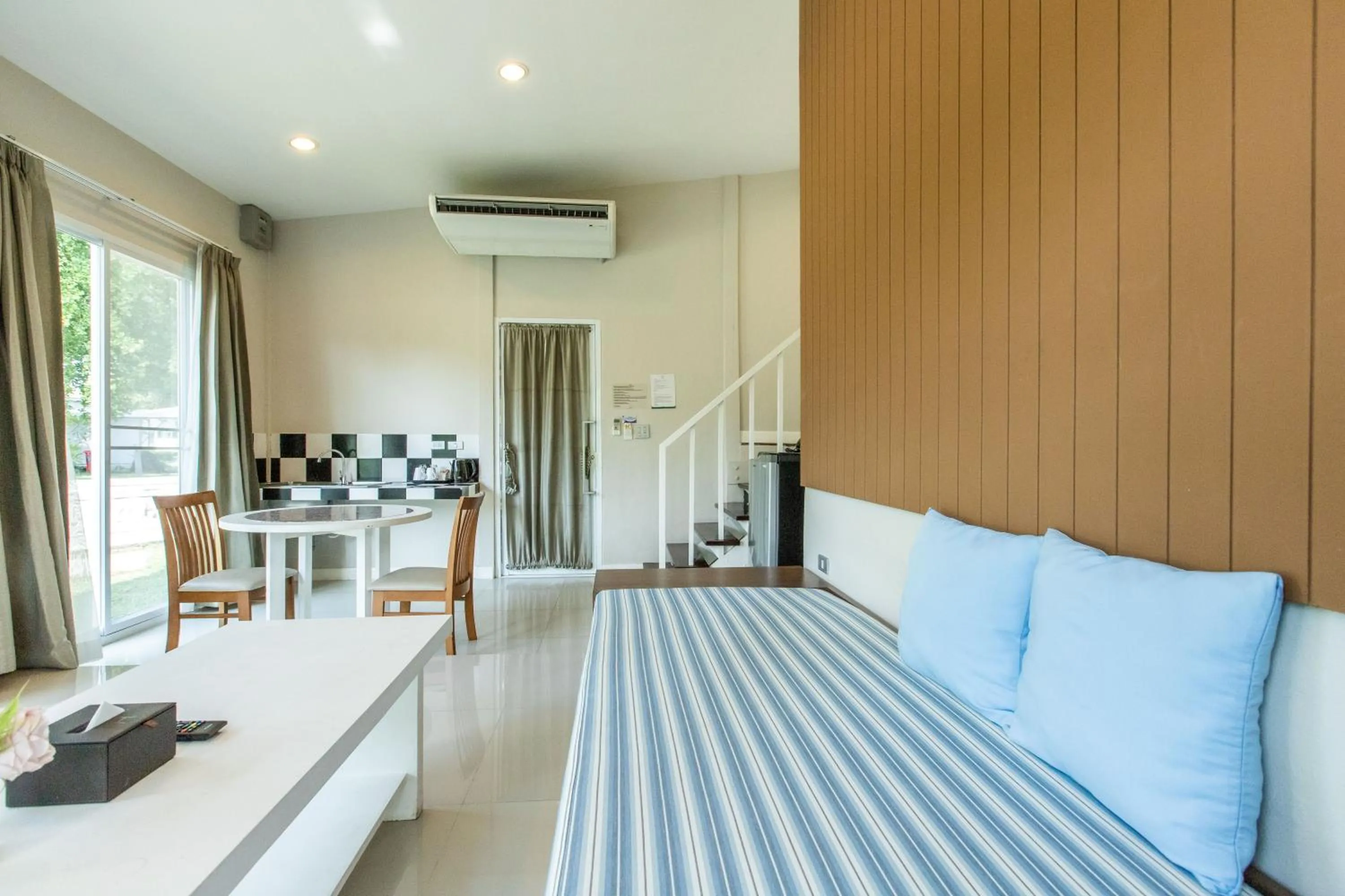 Living room, Bed in Bangsaen Heritage Hotel