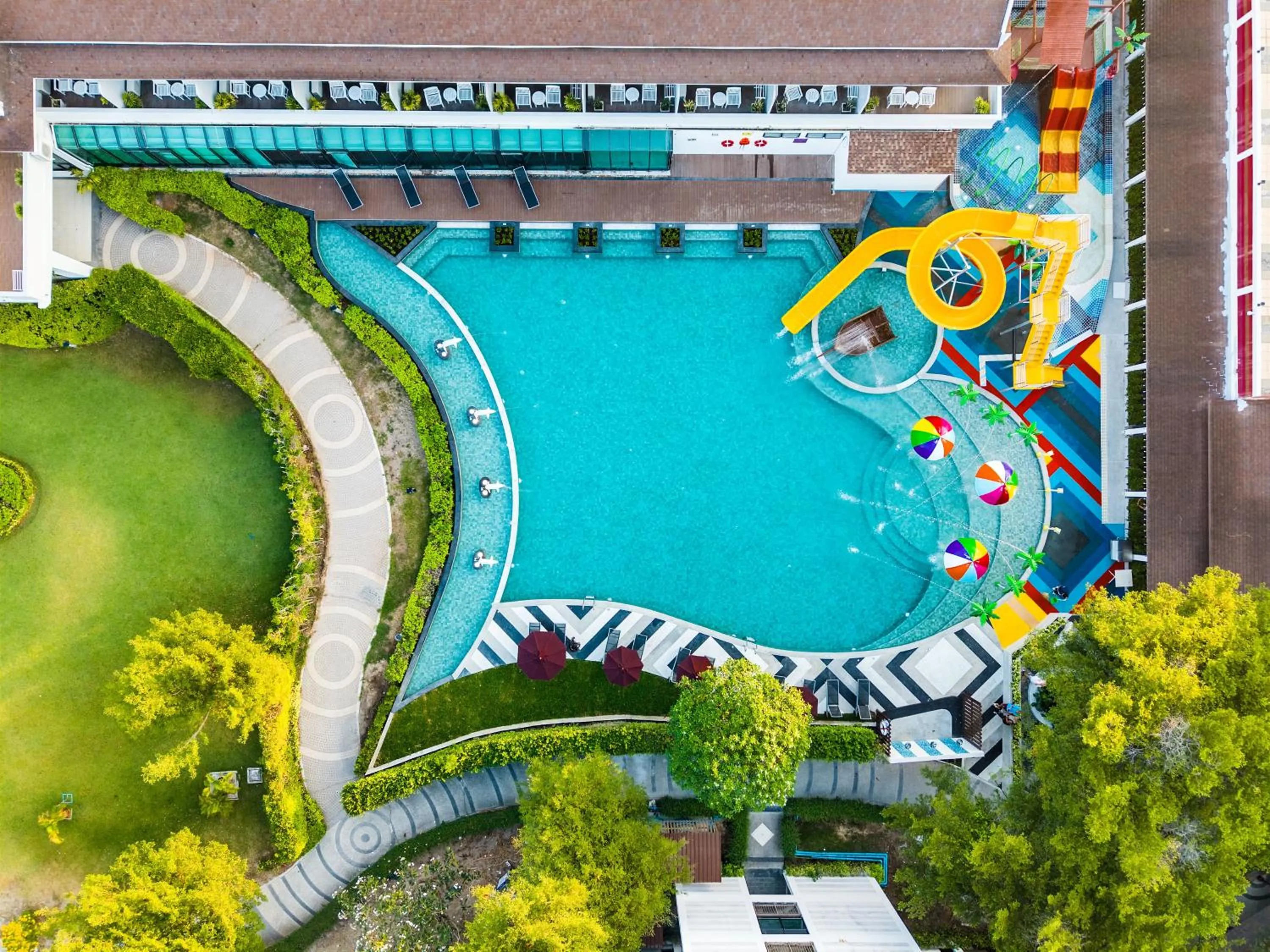 Swimming pool in Bangsaen Heritage Hotel