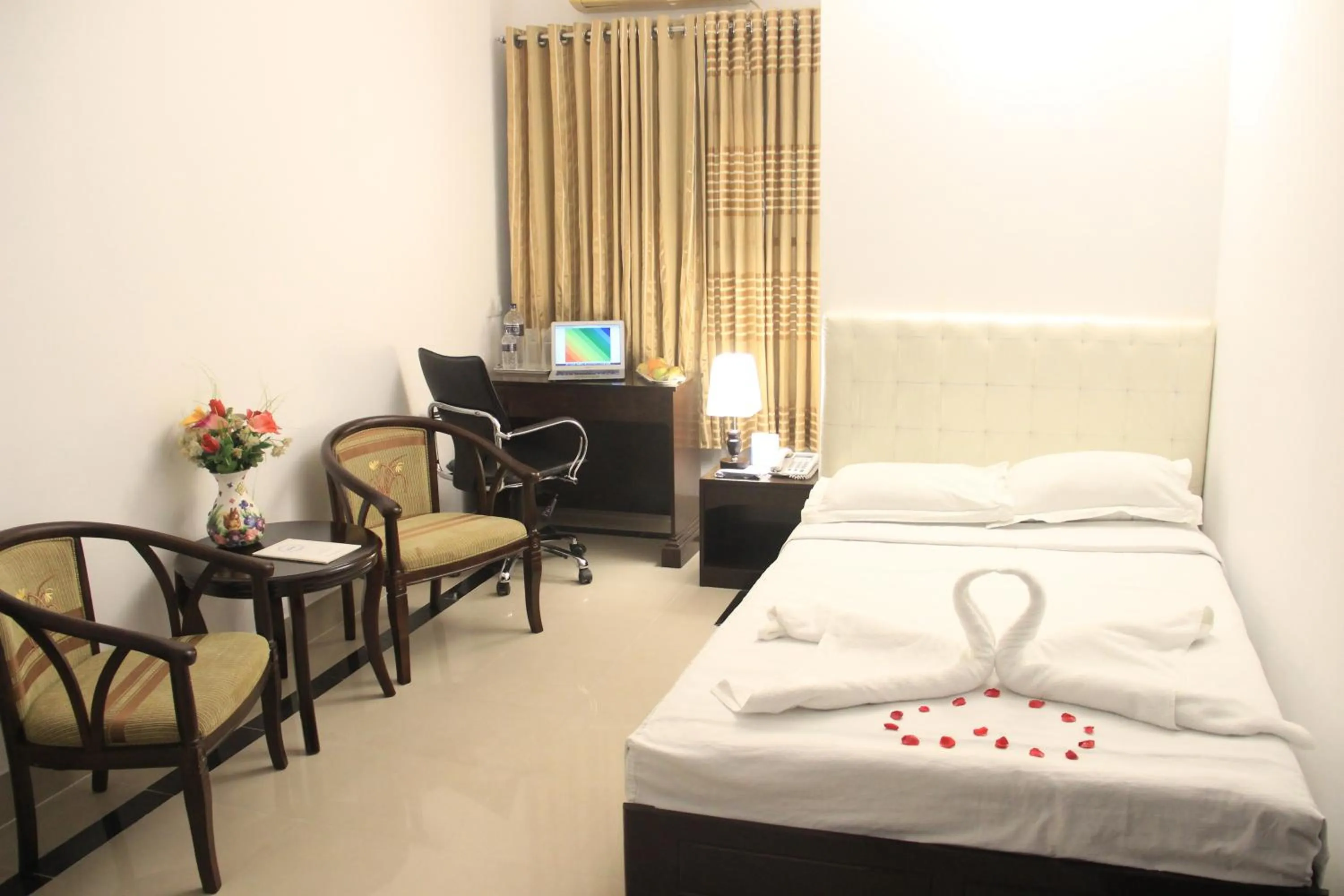 Bedroom, Bed in Aristocrat Inn - Lake Park & USA club