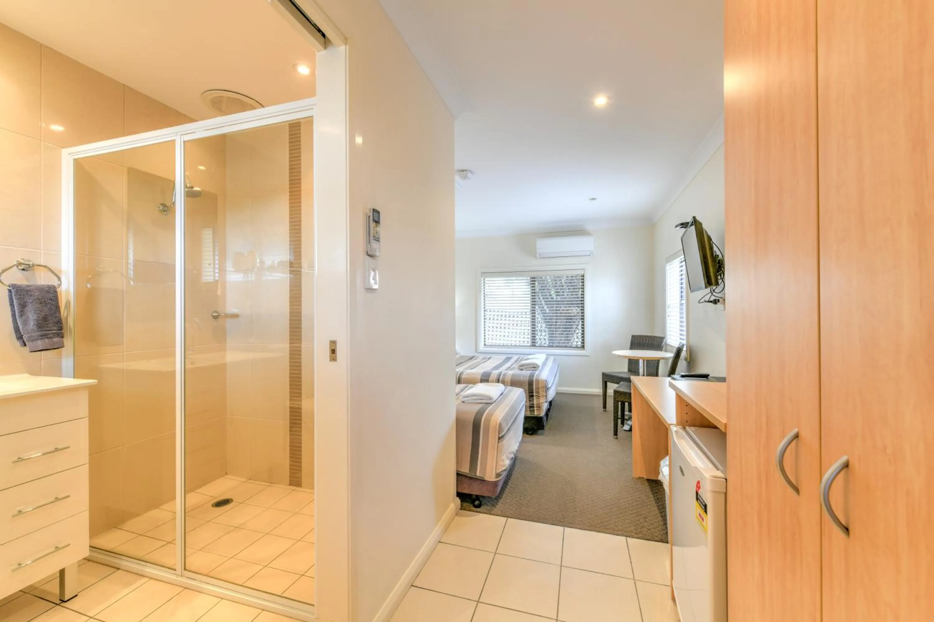 Bathroom, Bed in Motel Grande