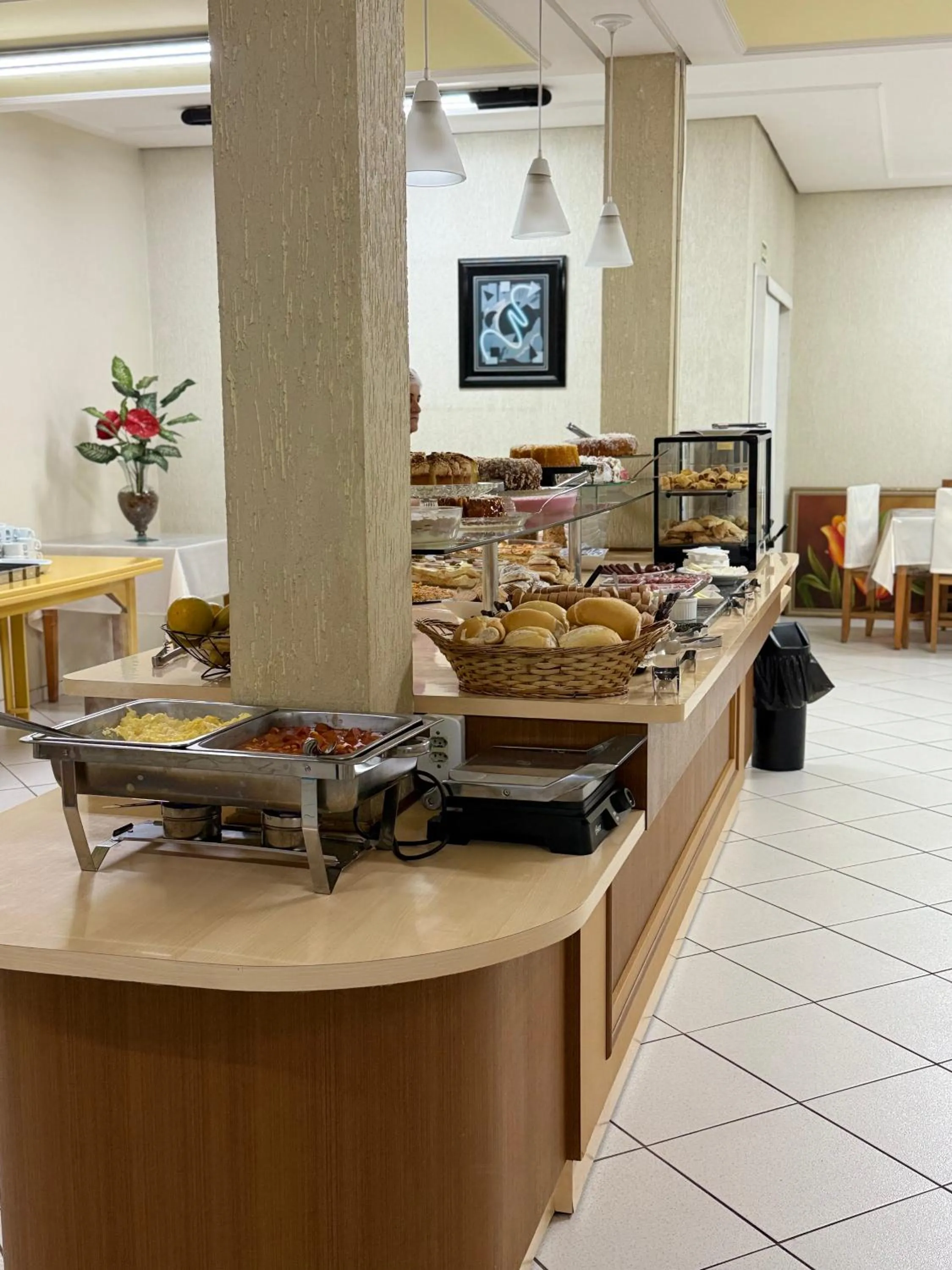 Buffet breakfast in Hotel Ideal Beltrão