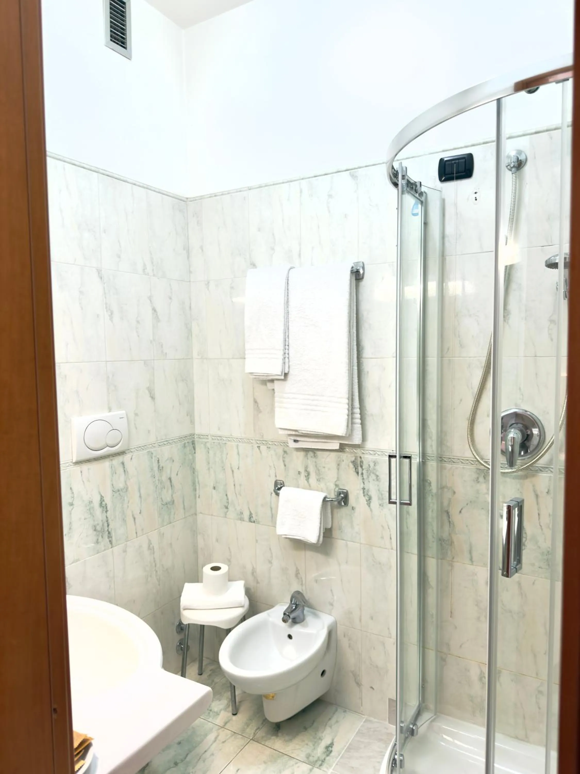 Bathroom in Hotel Molise 2