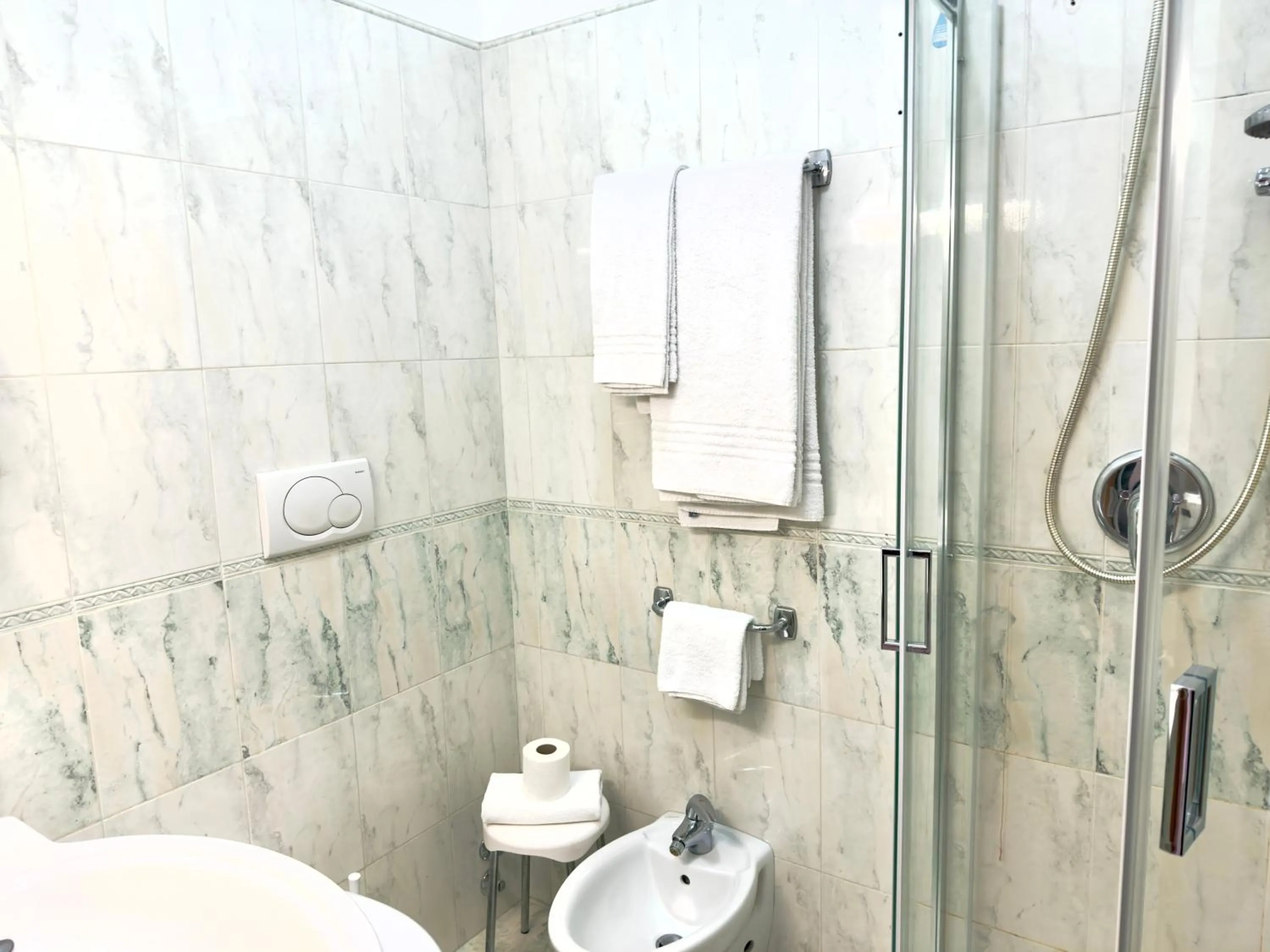 Bathroom in Hotel Molise 2