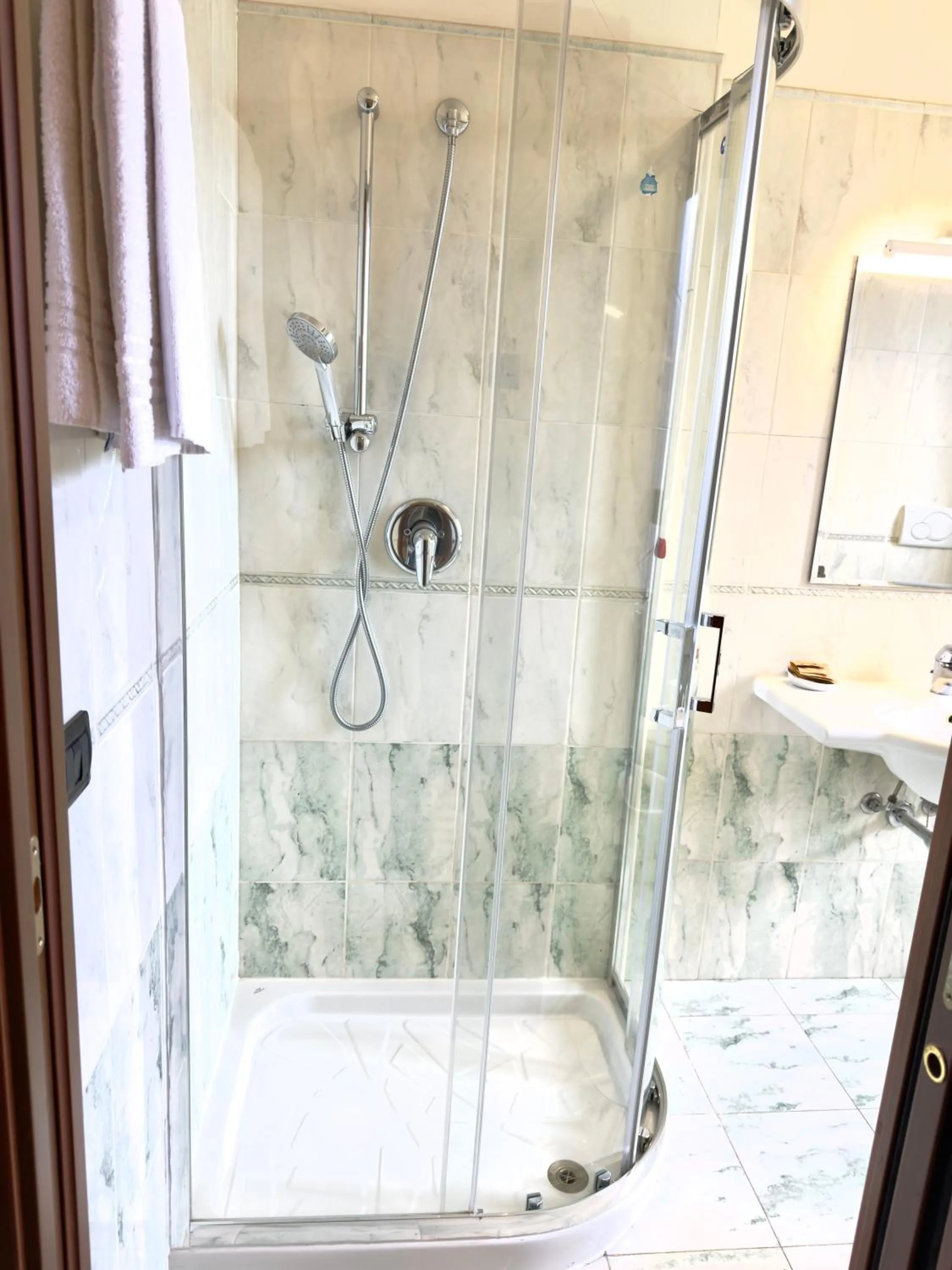 Shower in Hotel Molise 2