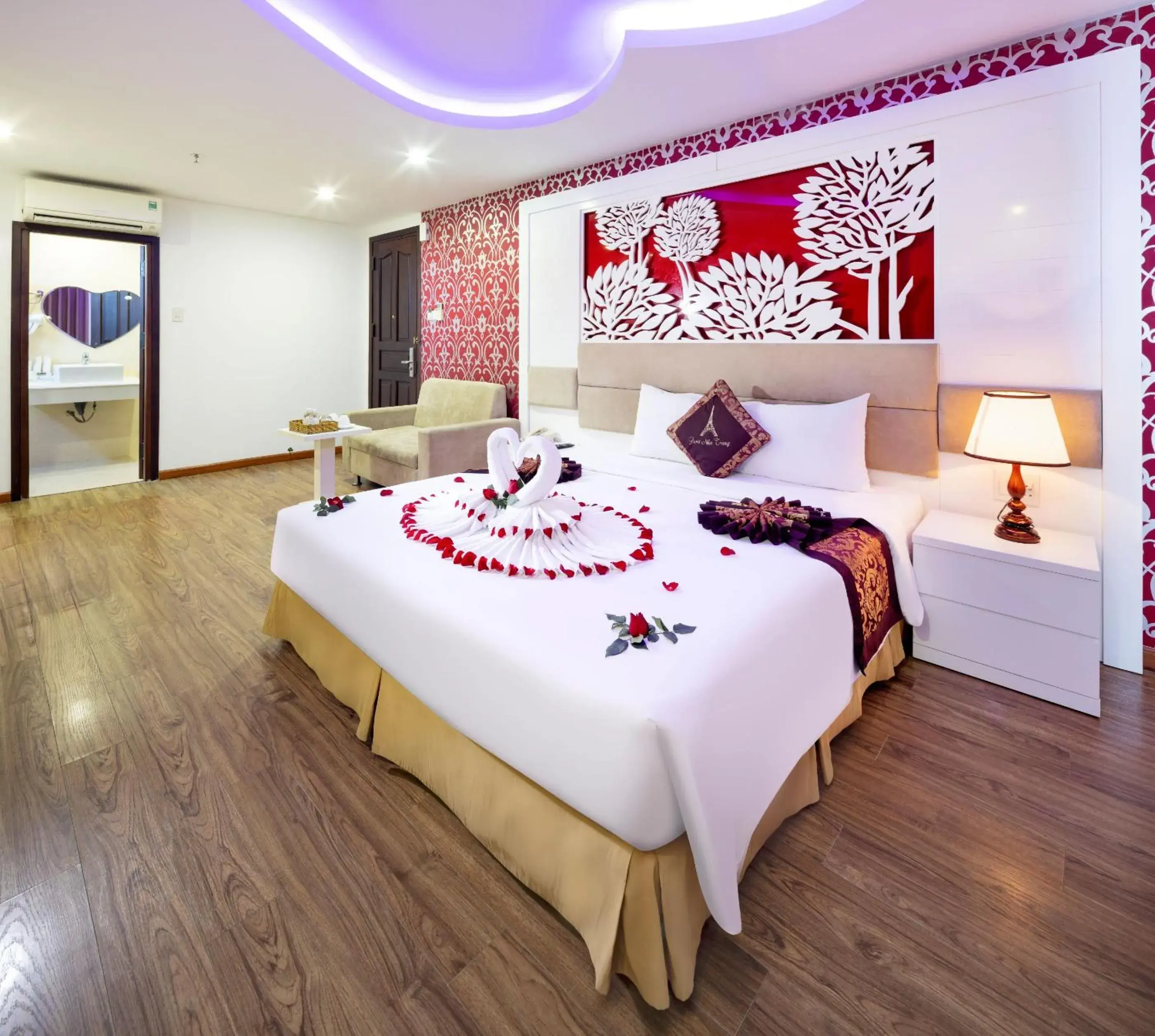 Bathroom, Bed in Paris Luxury Hotel & Apartment Nha Trang Bathroom, Bed in Paris Luxury Hotel & Apartment Nha Trang