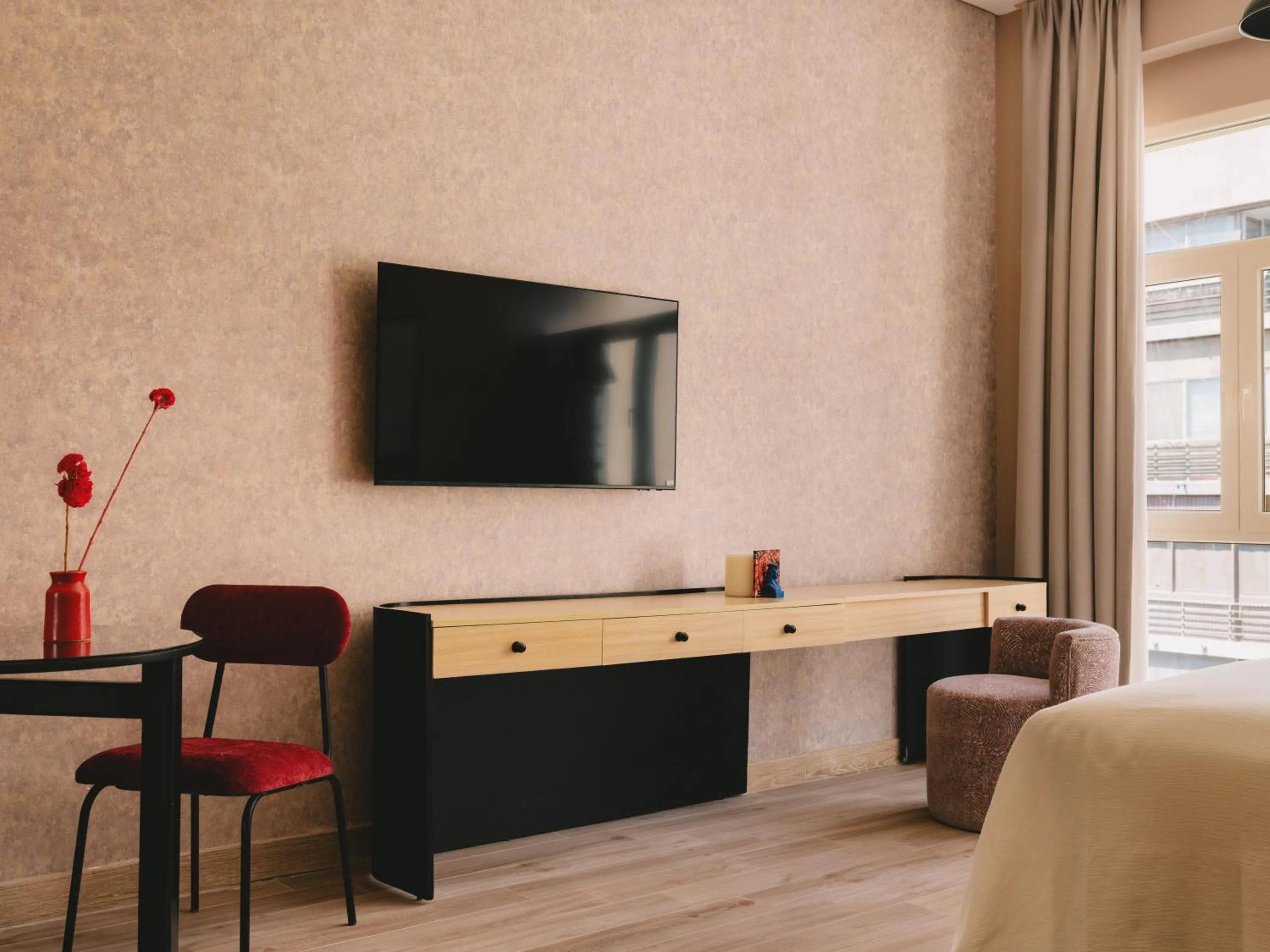 TV and multimedia in Saint J Hotel by Brassbell