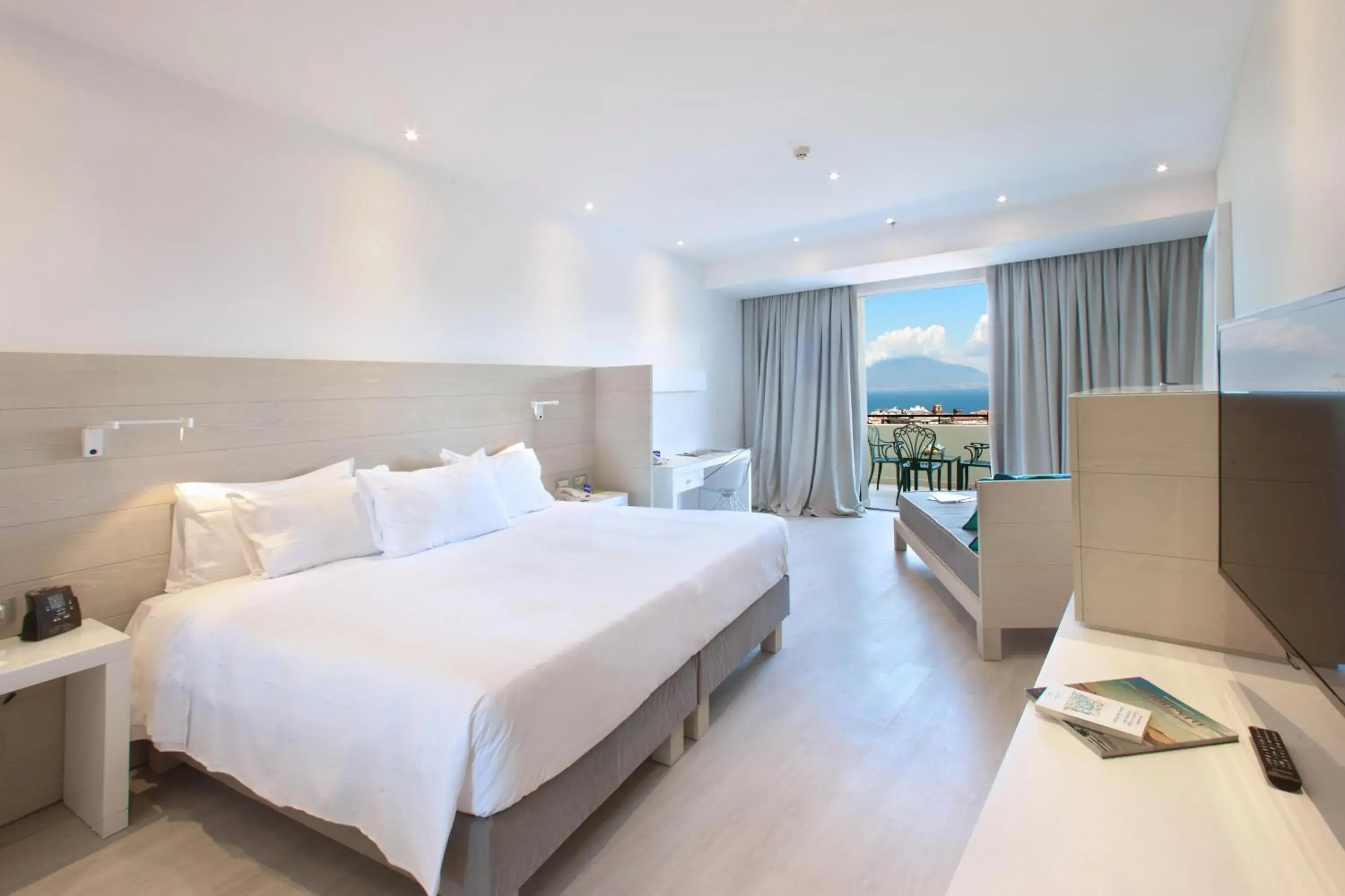 Deluxe Triple Room with Sea View in Hilton Sorrento Palace Deluxe Triple Room with Sea View in Hilton Sorrento Palace