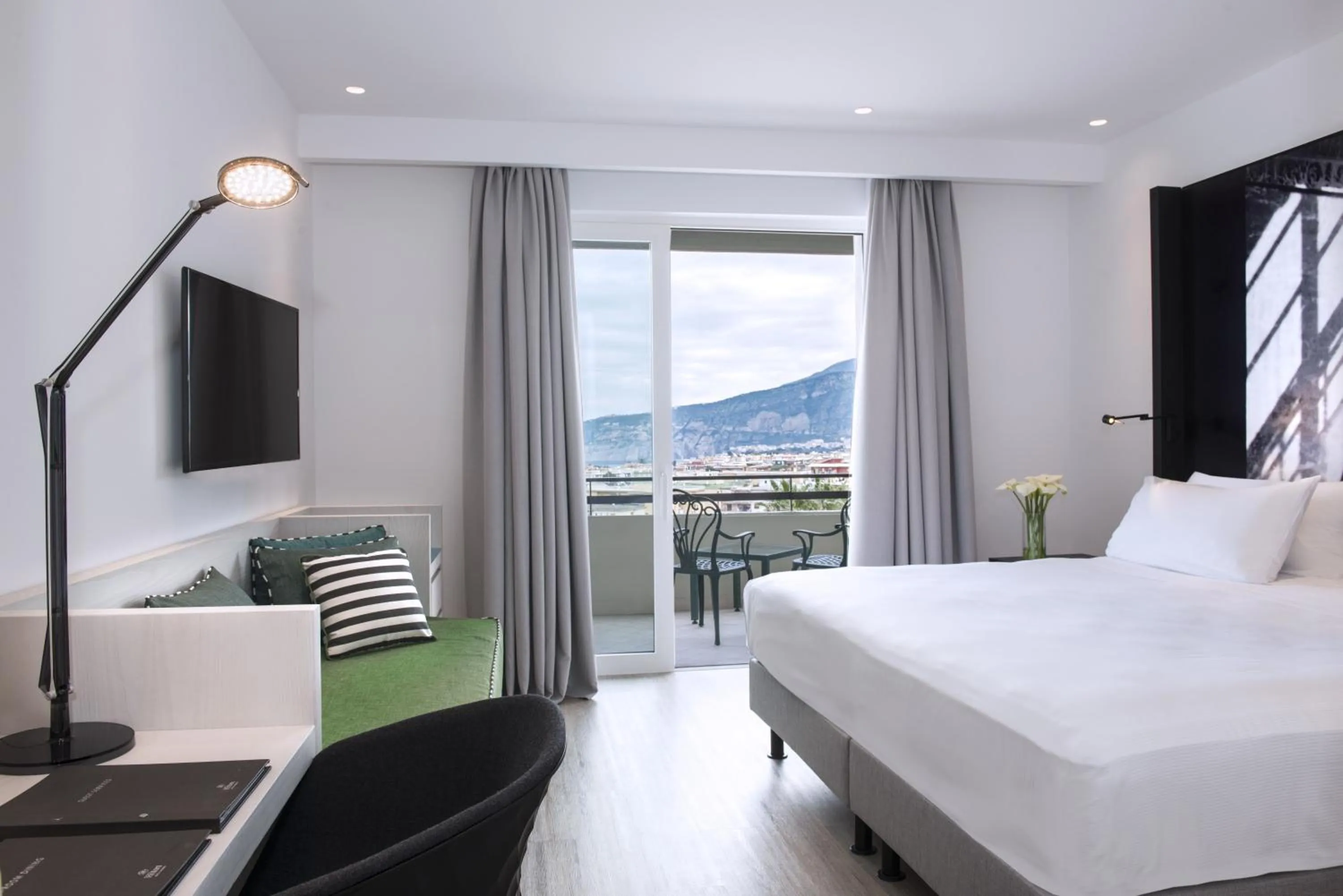 View (from property/room), Bed in Hilton Sorrento Palace