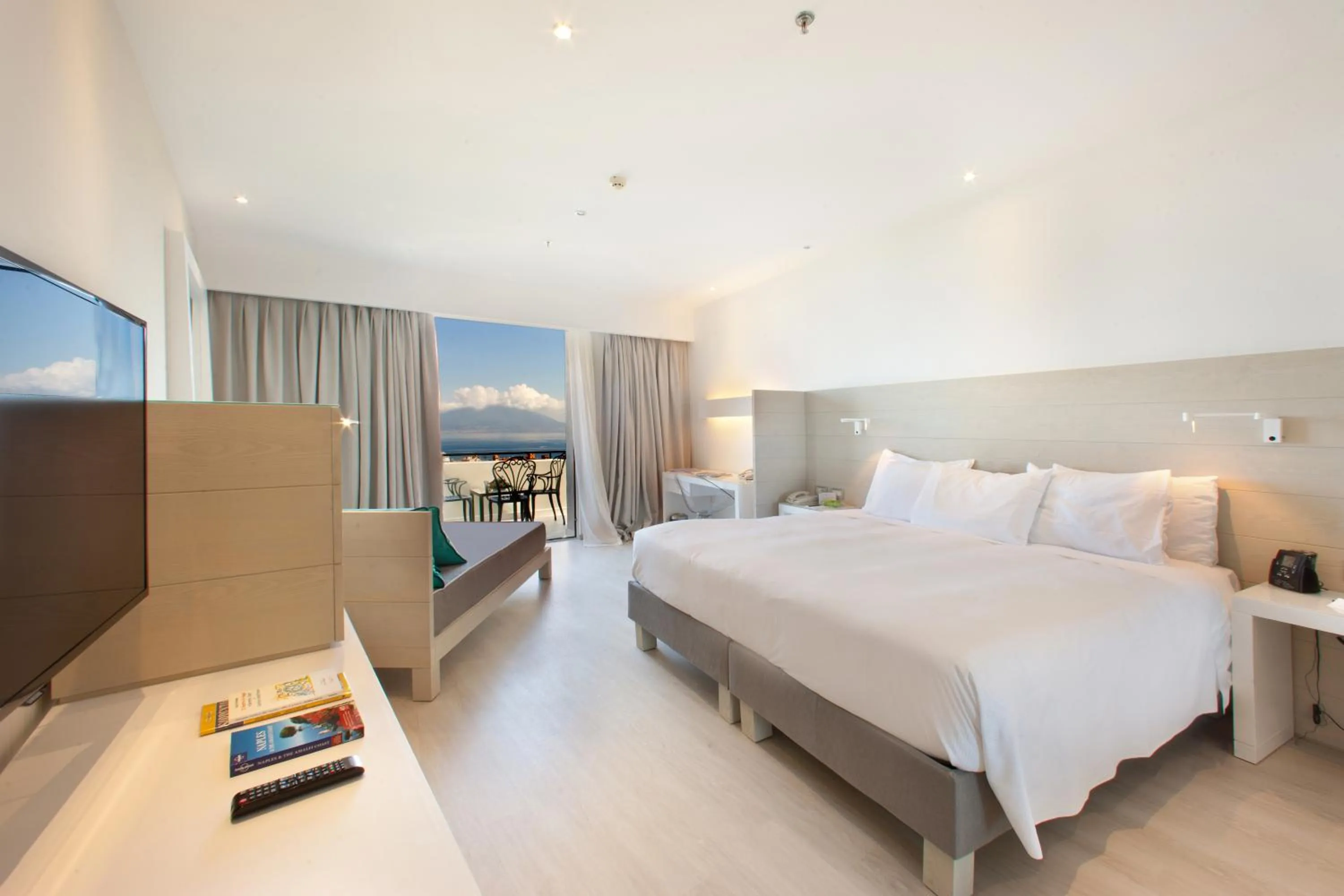 View (from property/room), Bed in Hilton Sorrento Palace