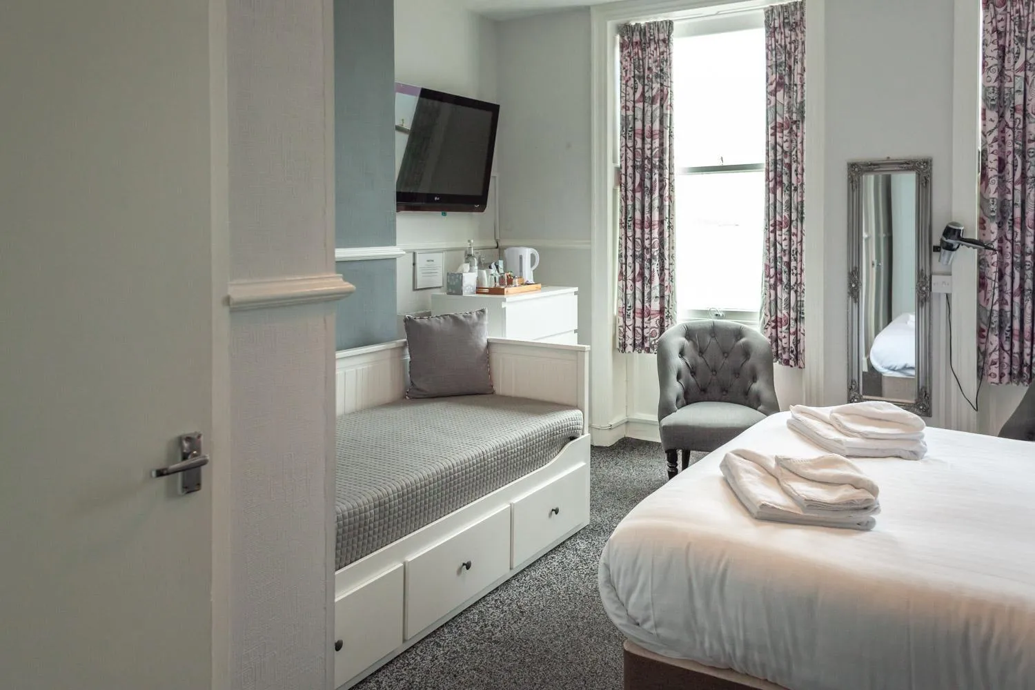 Seating area, Bed in Gresham Guest House