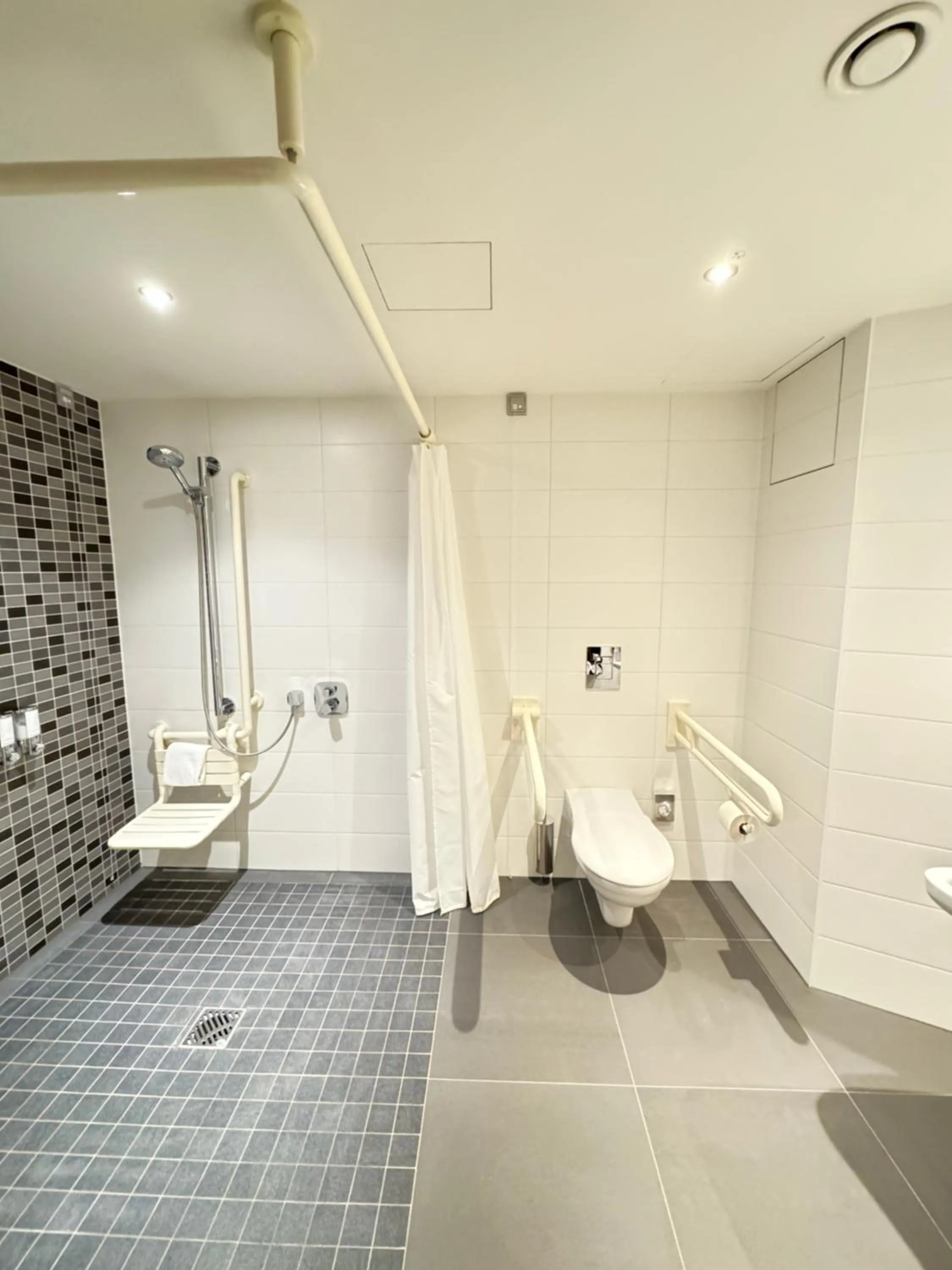 Shower in Hampton by Hilton Frankfurt City Centre