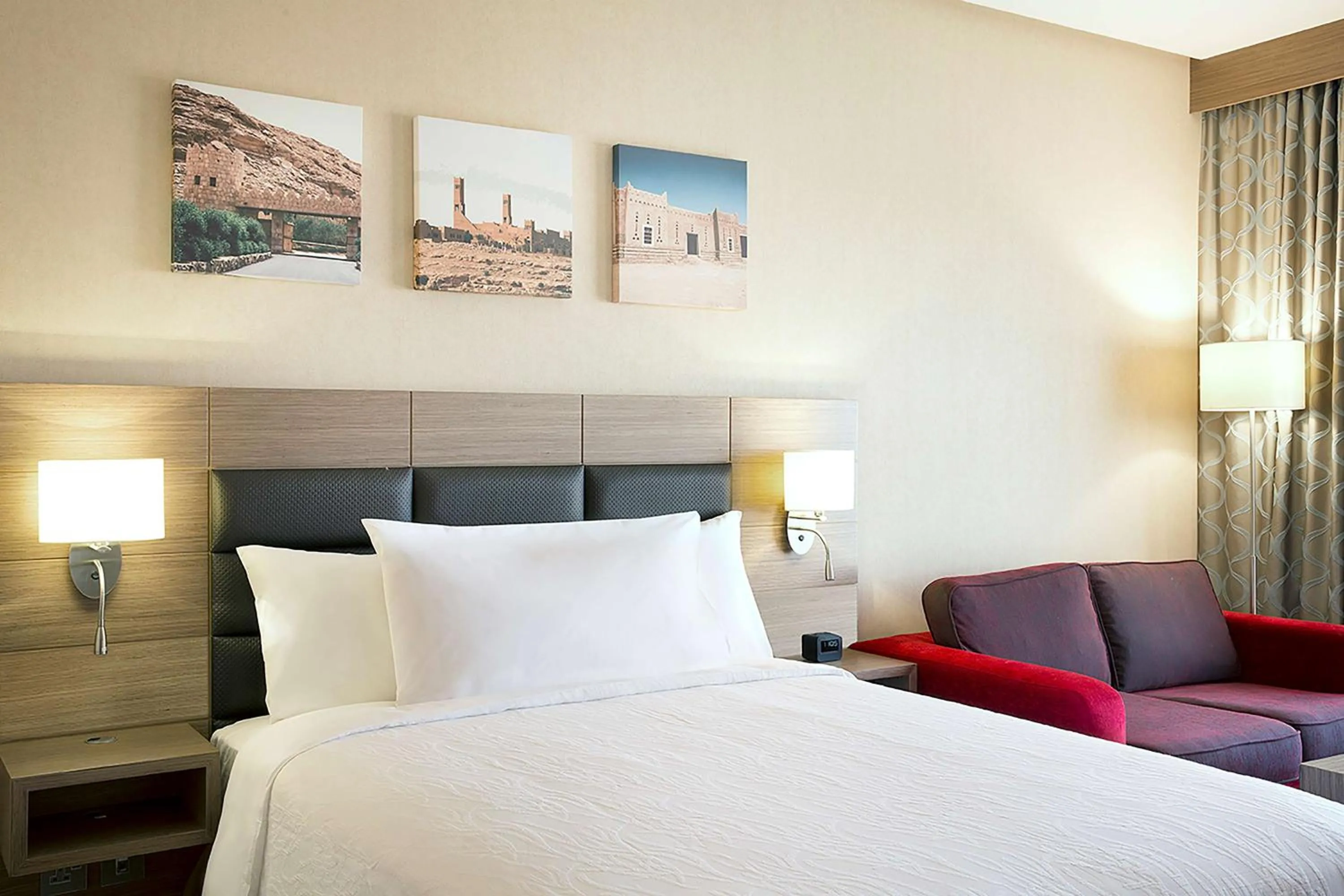 Living room, Bed in Hilton Garden Inn Tabuk