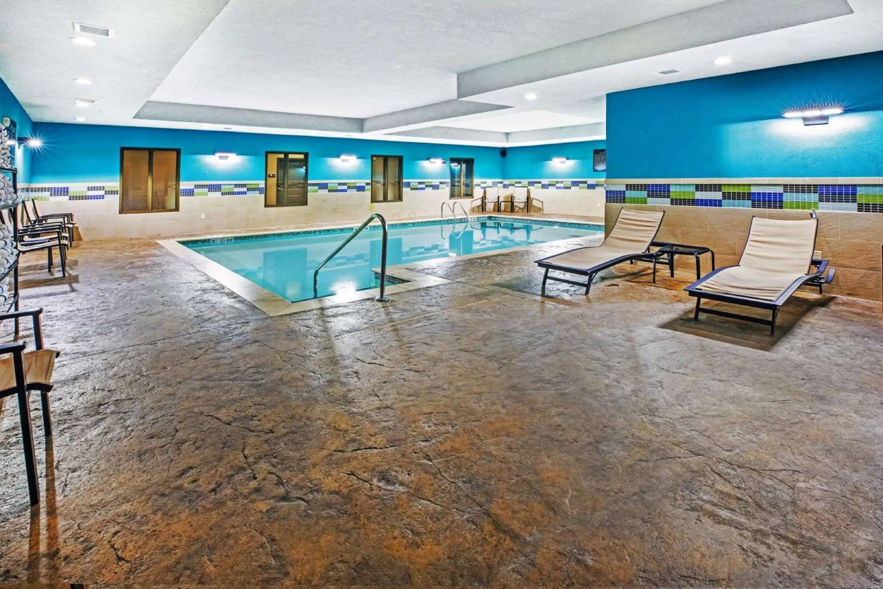 Swimming pool in Hampton Inn & Suites Claremore Swimming pool in Hampton Inn & Suites Claremore