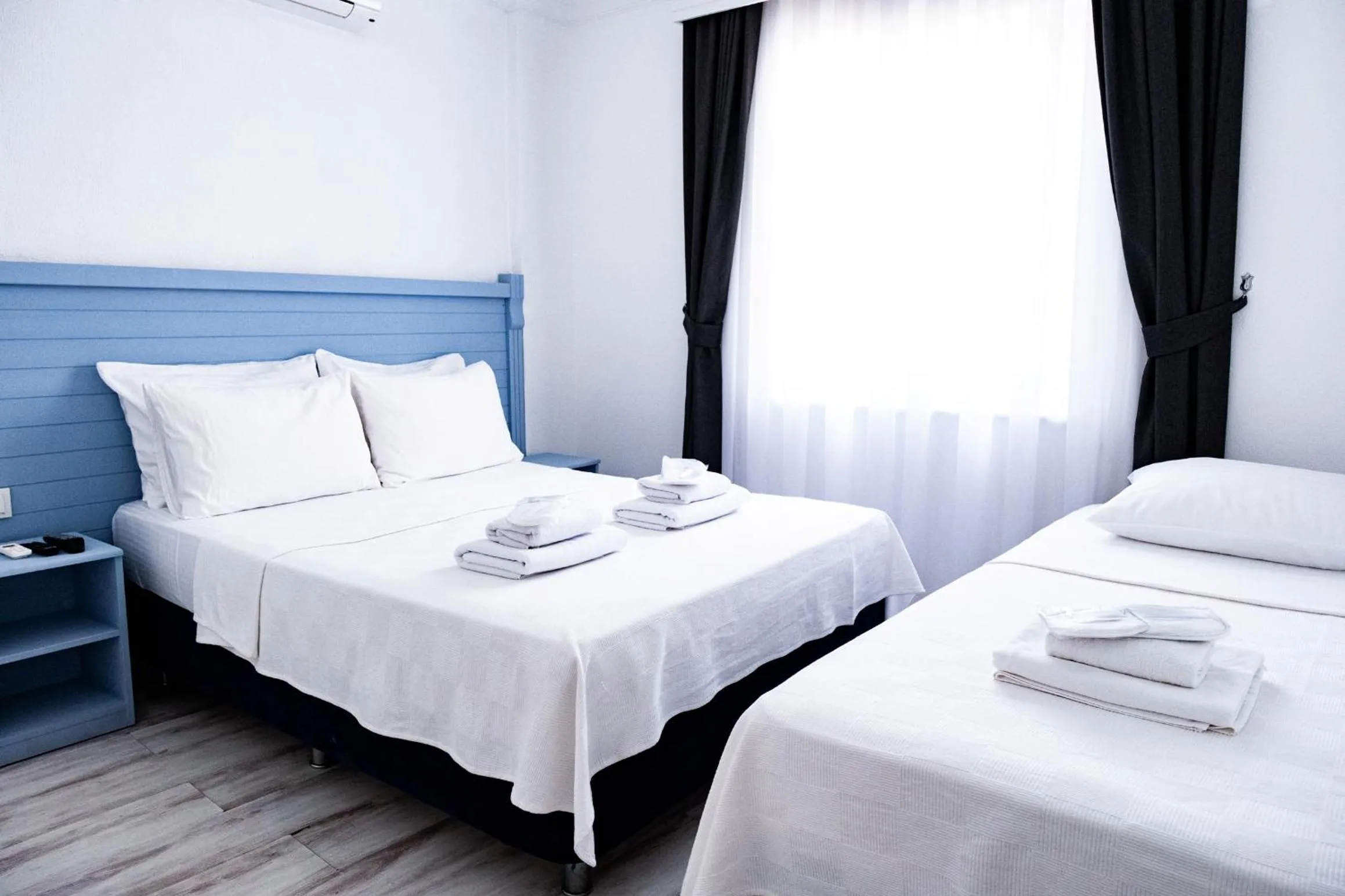 Bedroom, Bed in Mauna Hotel