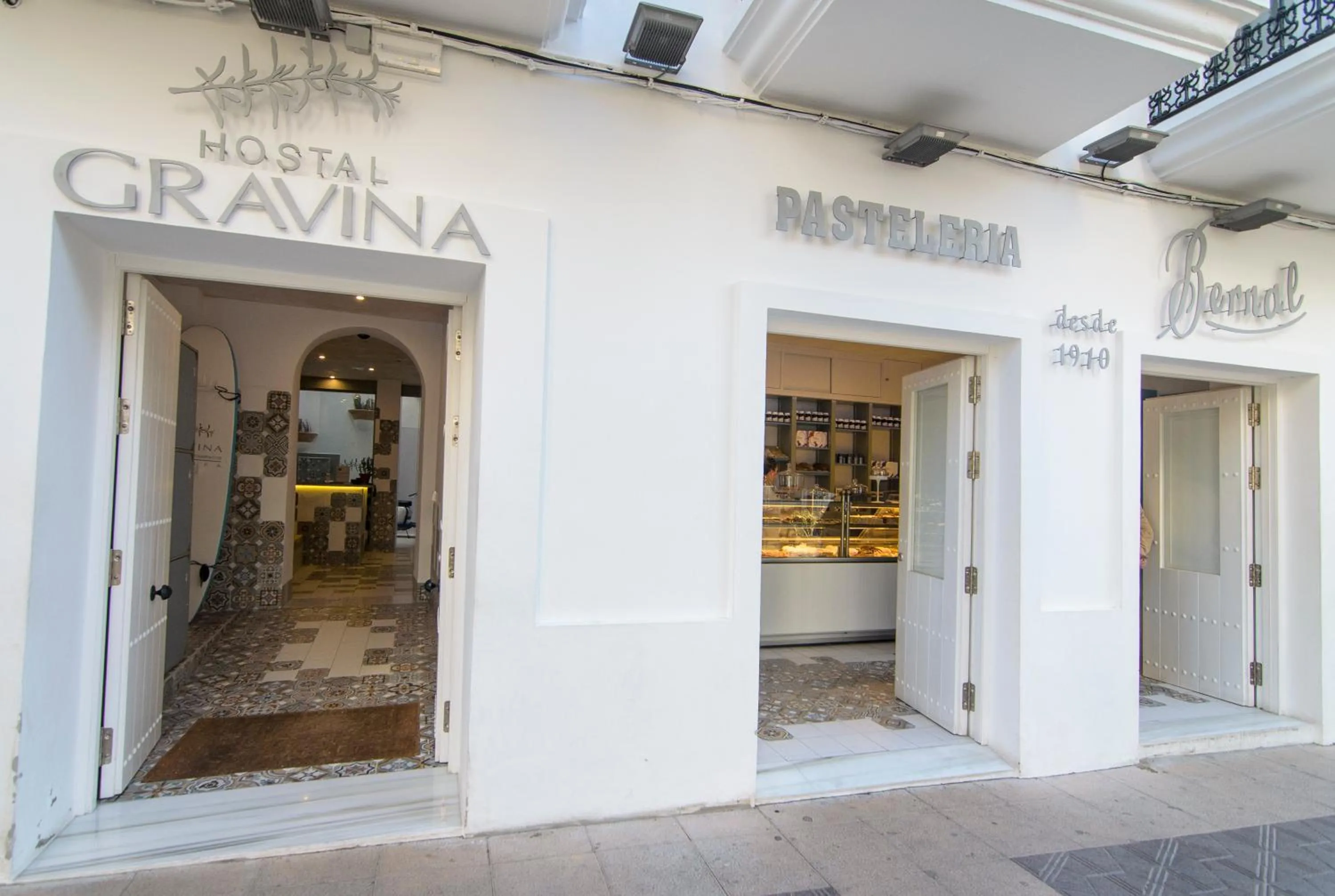 Facade/entrance in Hostal Gravina