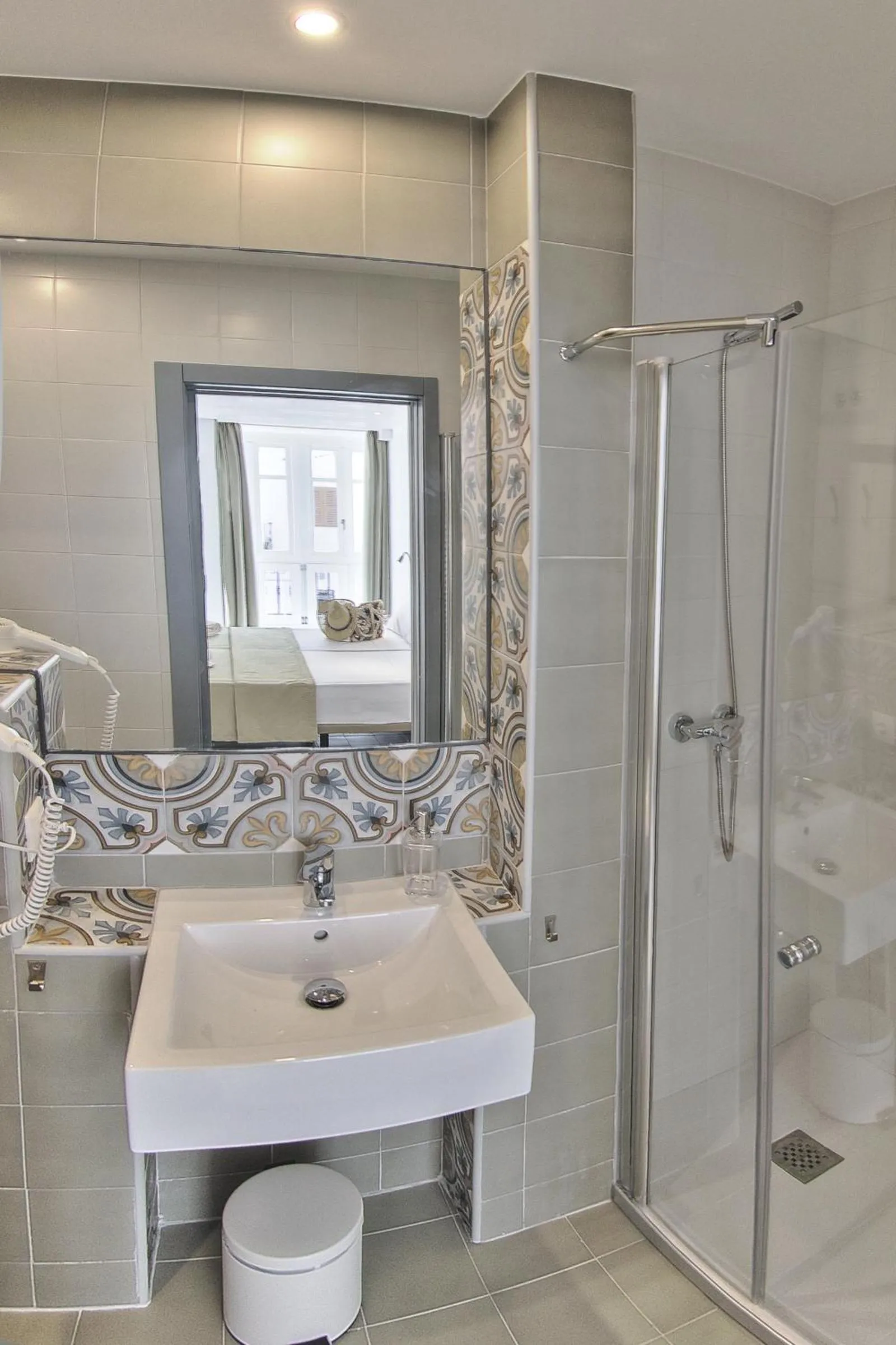 Shower in Hostal Gravina