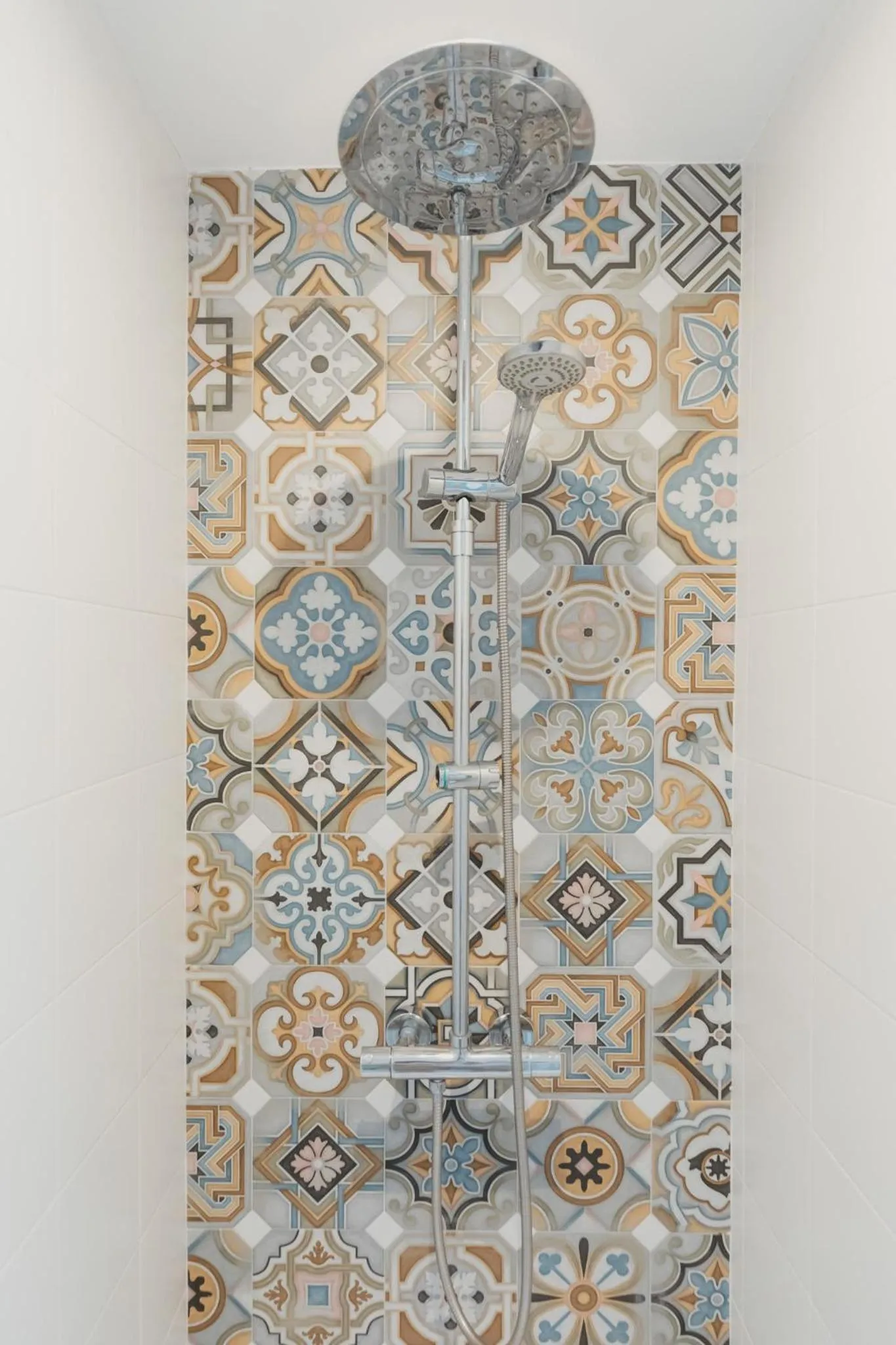 Shower in Hostal Gravina