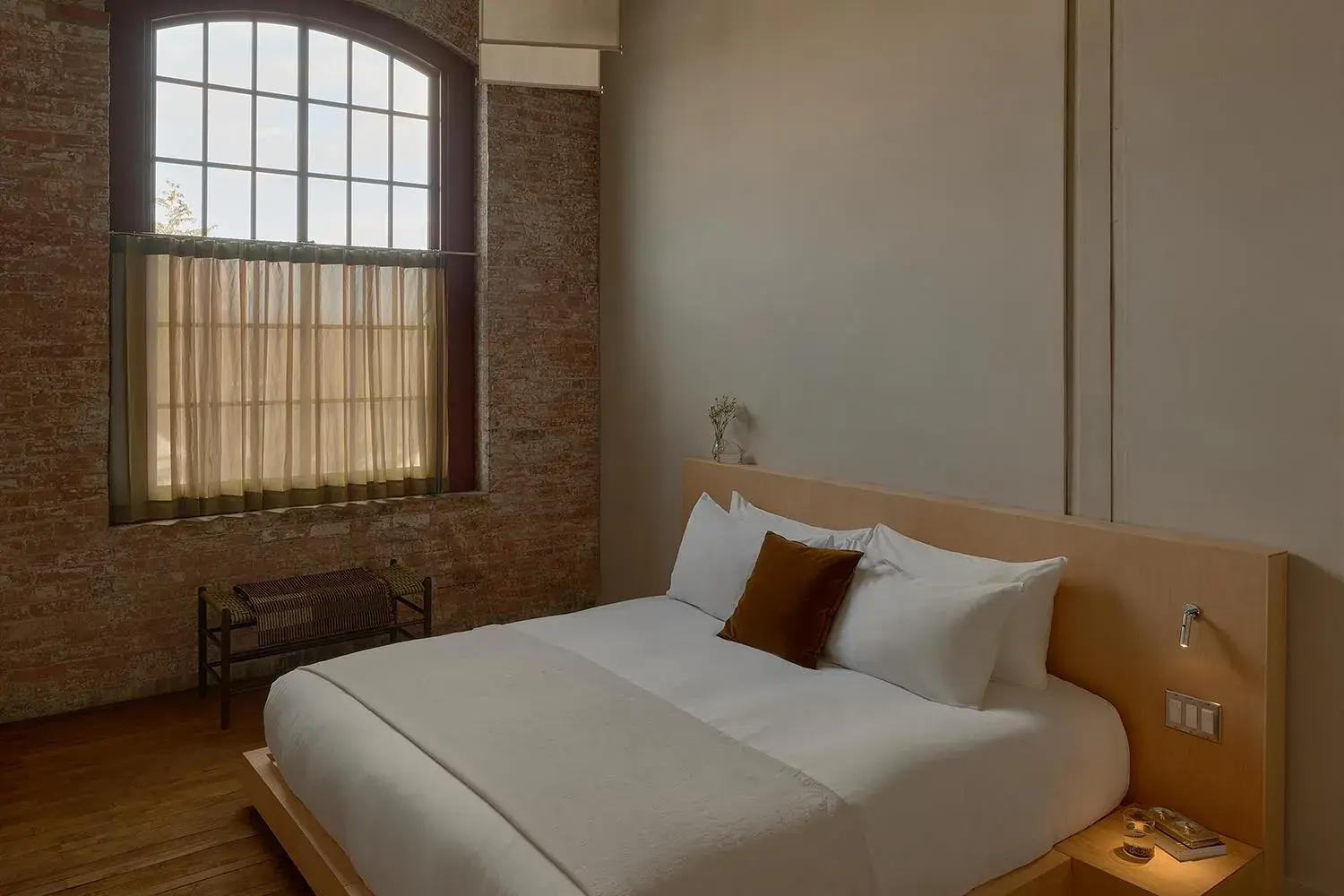 Corner Suite in Pocketbook Hotel and Baths Corner Suite in Pocketbook Hotel and Baths