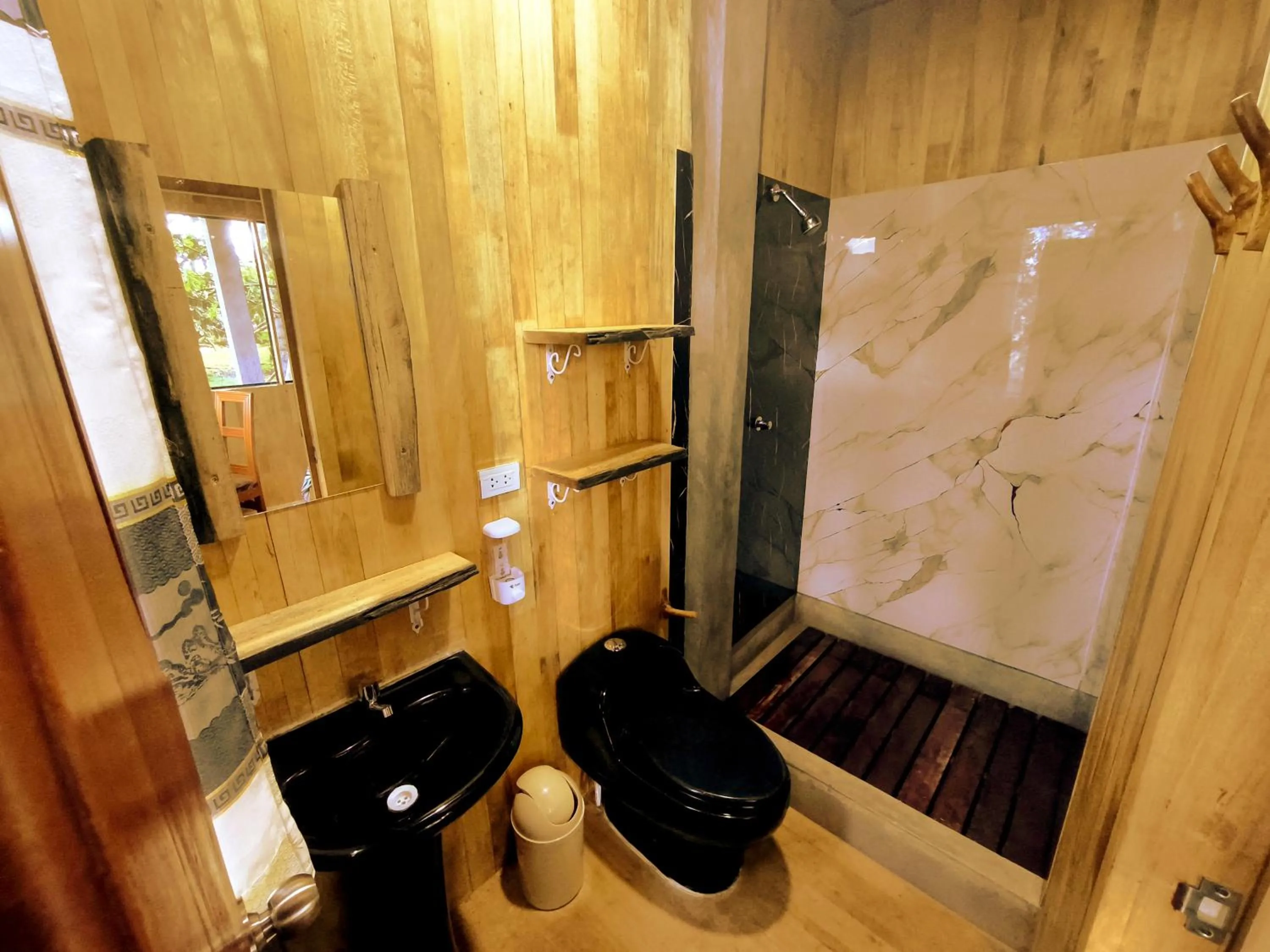 Shower in Retazos Eco Hotel