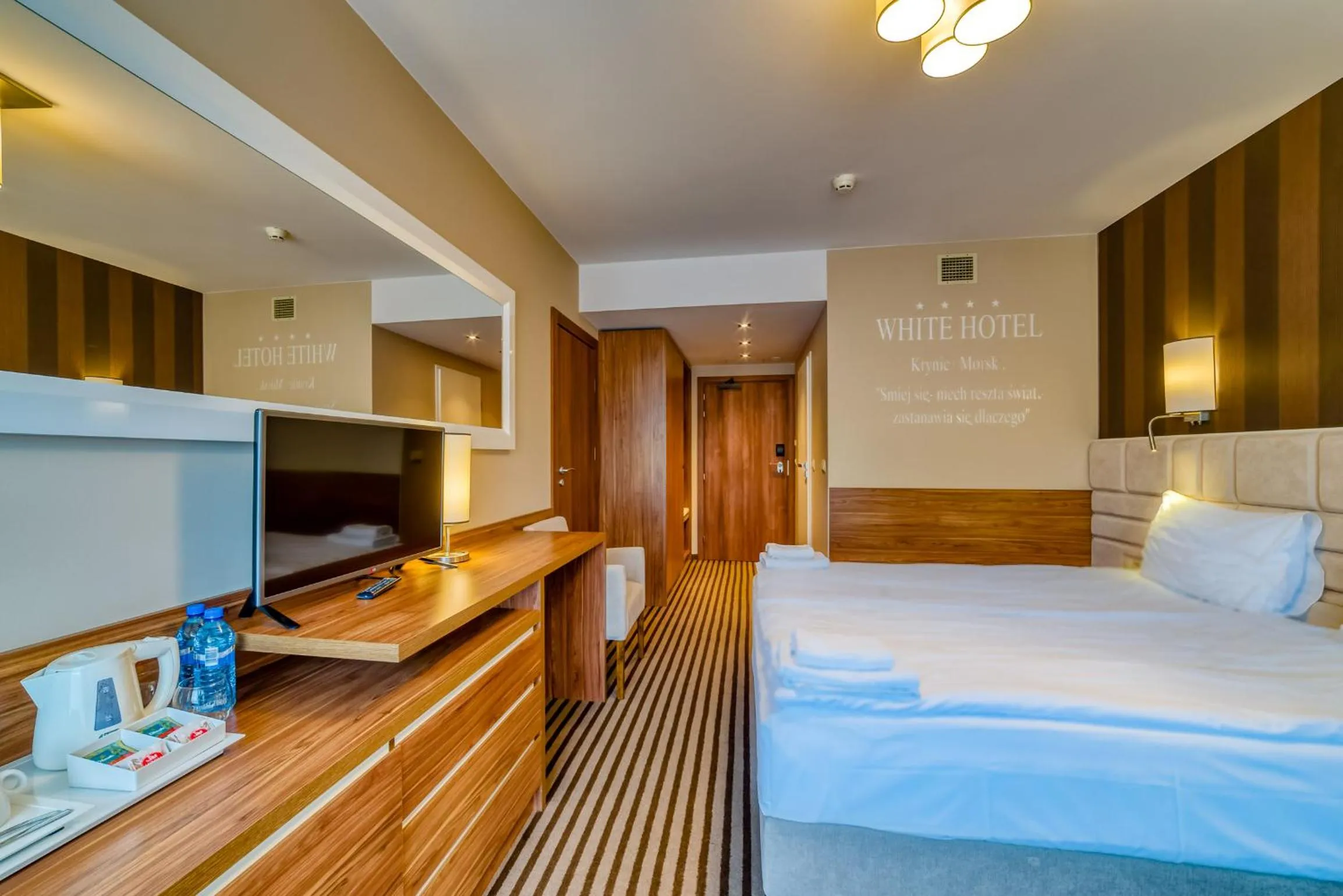 TV and multimedia, Bed in Hotel White