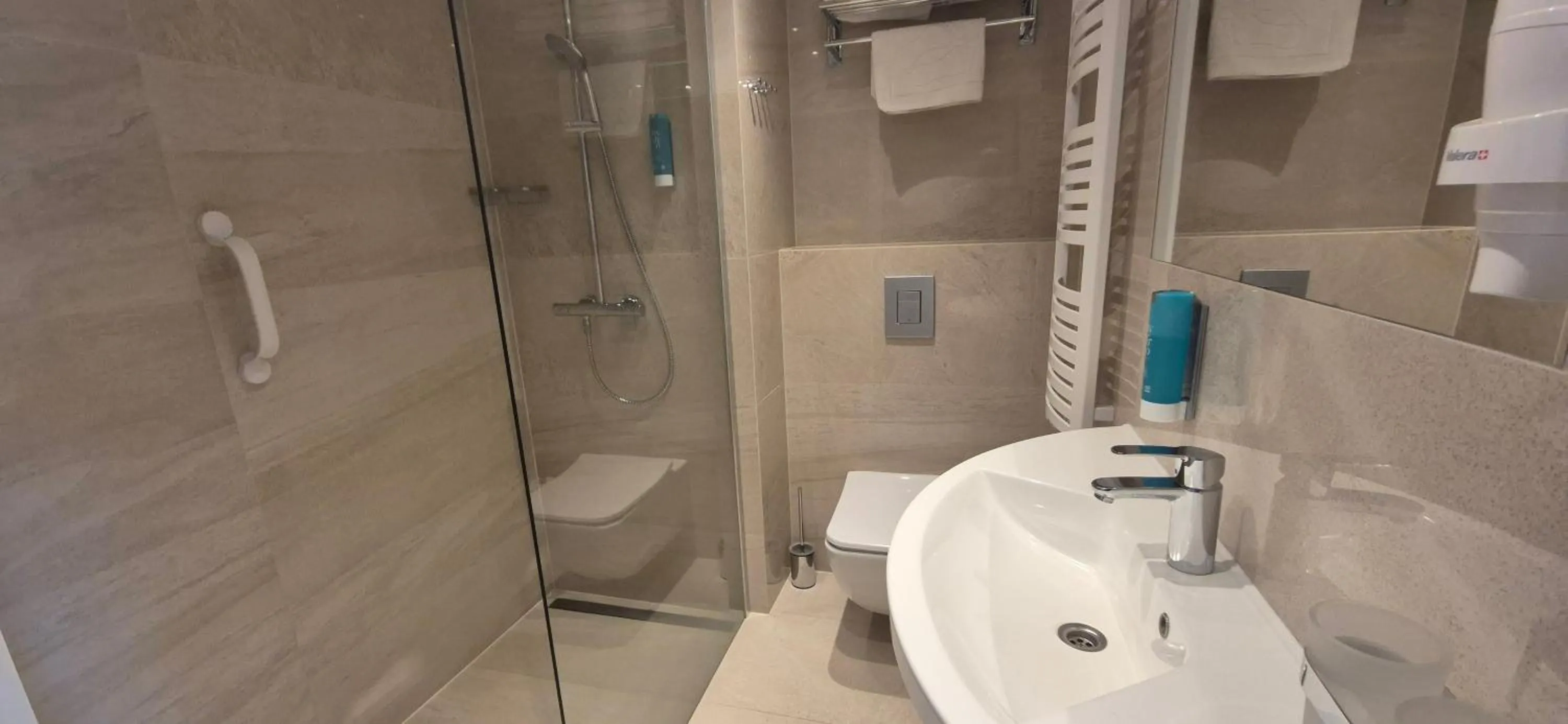 Bathroom in Hotel White