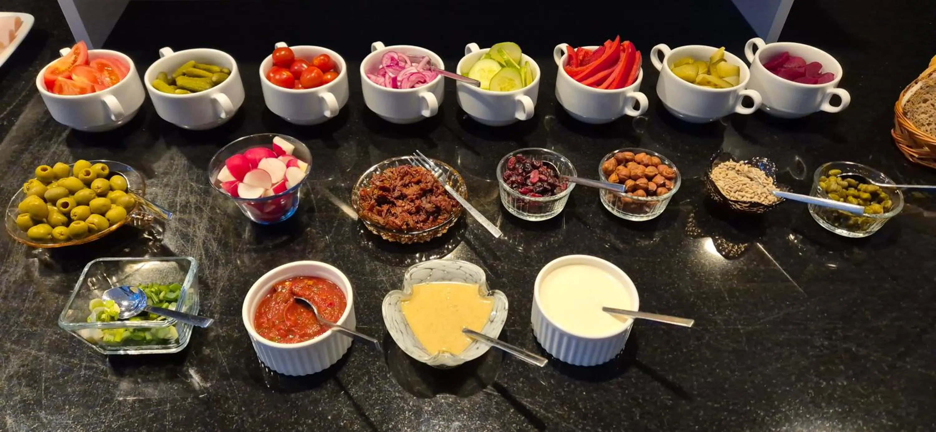 Restaurant/places to eat in Hotel White