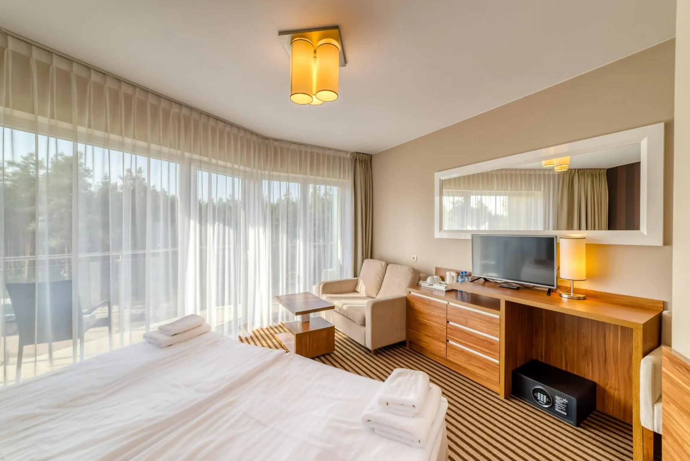 Photo of the whole room, Bed in Hotel White